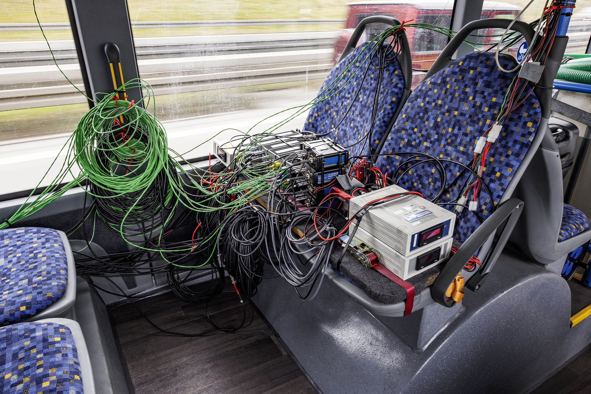Test vehicle, Mercedes-Benz eCitaro G Range Extender with all-electric drive,NMC 3 battery, fuell cell, hydrogen tanks, exterior, yellow-white, 2 x electric hub motor, 2 x 125 kW, 2 x 485 Nm, 98 kWh per battery pack, three-door, LED headlamps, length/width/height: 18125 /2550/3400 mm, passenger capacity: max. 1/130. Alpine Challenge: Mercedes-Benz eCitaro fuel cell defies extreme cold and steep passes