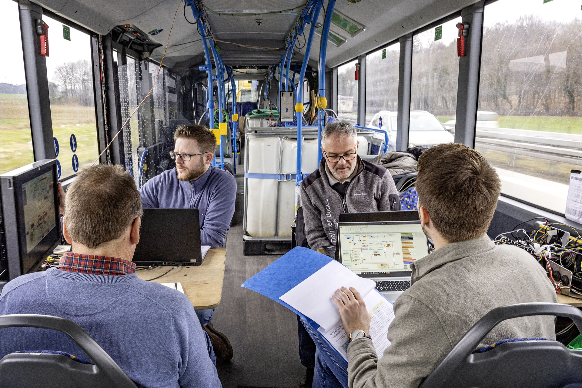 Test vehicle, Mercedes-Benz eCitaro G Range Extender with all-electric drive,NMC 3 battery, fuell cell, hydrogen tanks, exterior, yellow-white, 2 x electric hub motor, 2 x 125 kW, 2 x 485 Nm, 98 kWh per battery pack, three-door, LED headlamps, length/width/height: 18125 /2550/3400 mm, passenger capacity: max. 1/130. Alpine Challenge: Mercedes-Benz eCitaro fuel cell defies extreme cold and steep passes