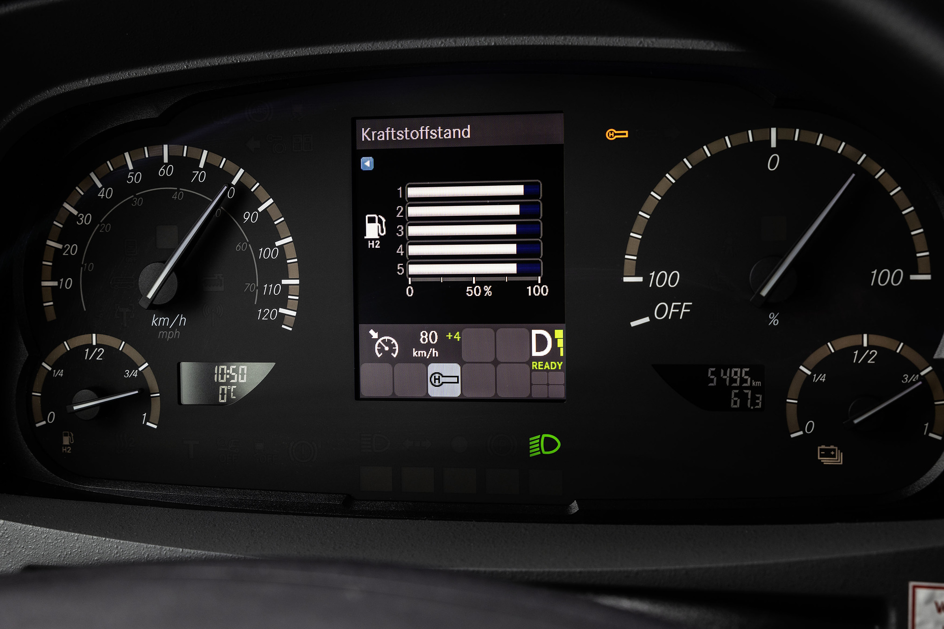 Test vehicle, Mercedes-Benz eCitaro G Range Extender with all-electric drive,NMC 3 battery, fuell cell, hydrogen tanks, exterior, yellow-white, 2 x electric hub motor, 2 x 125 kW, 2 x 485 Nm, 98 kWh per battery pack, three-door, LED headlamps, length/width/height: 18125 /2550/3400 mm, passenger capacity: max. 1/130. Alpine Challenge: Mercedes-Benz eCitaro fuel cell defies extreme cold and steep passes