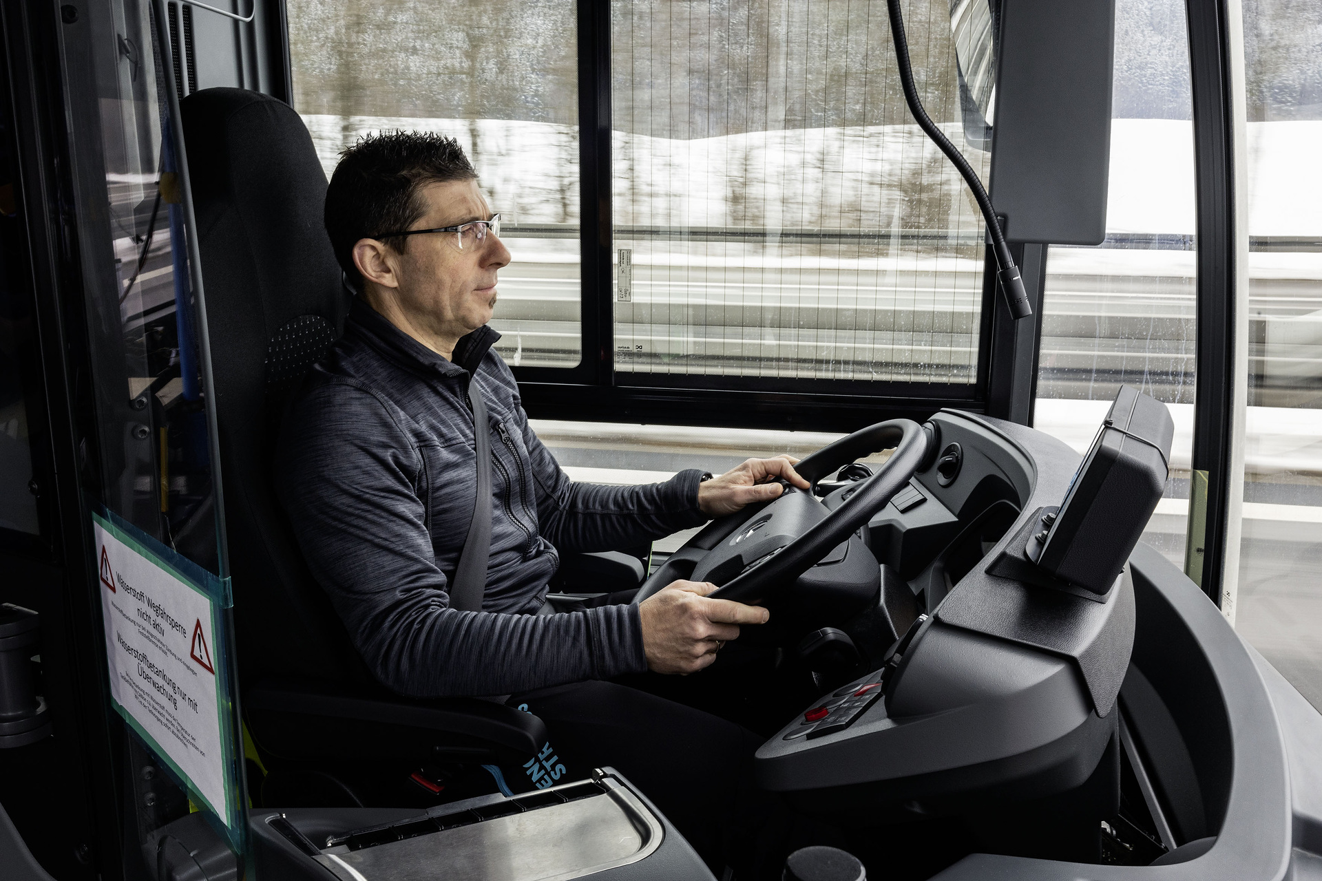 Test vehicle, Mercedes-Benz eCitaro G Range Extender with all-electric drive,NMC 3 battery, fuell cell, hydrogen tanks, exterior, yellow-white, 2 x electric hub motor, 2 x 125 kW, 2 x 485 Nm, 98 kWh per battery pack, three-door, LED headlamps, length/width/height: 18125 /2550/3400 mm, passenger capacity: max. 1/130. Alpine Challenge: Mercedes-Benz eCitaro fuel cell defies extreme cold and steep passes
