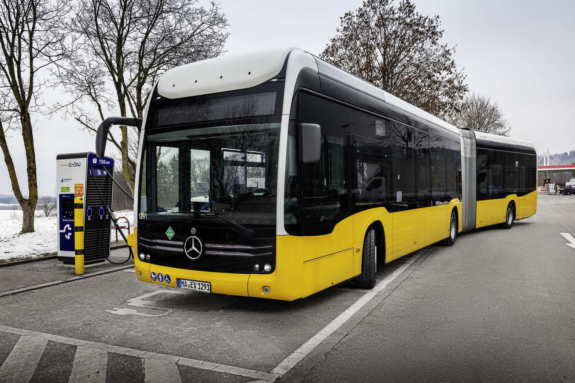 Test vehicle, Mercedes-Benz eCitaro G Range Extender with all-electric drive,NMC 3 battery, fuell cell, hydrogen tanks, exterior, yellow-white, 2 x electric hub motor, 2 x 125 kW, 2 x 485 Nm, 98 kWh per battery pack, three-door, LED headlamps, length/width/height: 18125 /2550/3400 mm, passenger capacity: max. 1/130. Alpine Challenge: Mercedes-Benz eCitaro fuel cell defies extreme cold and steep passes