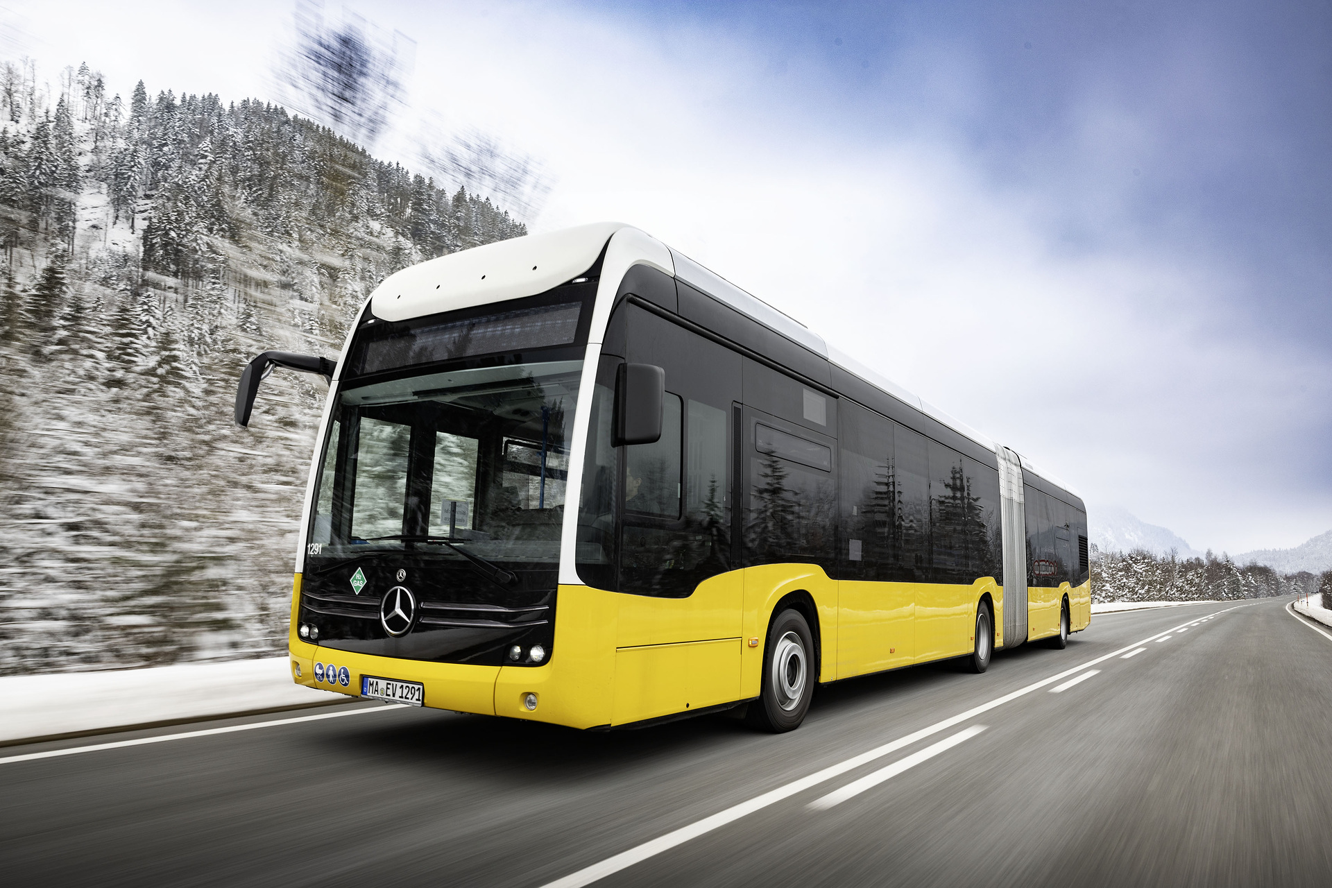 Test vehicle, Mercedes-Benz eCitaro G Range Extender with all-electric drive,NMC 3 battery, fuell cell, hydrogen tanks, exterior, yellow-white, 2 x electric hub motor, 2 x 125 kW, 2 x 485 Nm, 98 kWh per battery pack, three-door, LED headlamps, length/width/height: 18125 /2550/3400 mm, passenger capacity: max. 1/130. Alpine Challenge: Mercedes-Benz eCitaro fuel cell defies extreme cold and steep passes