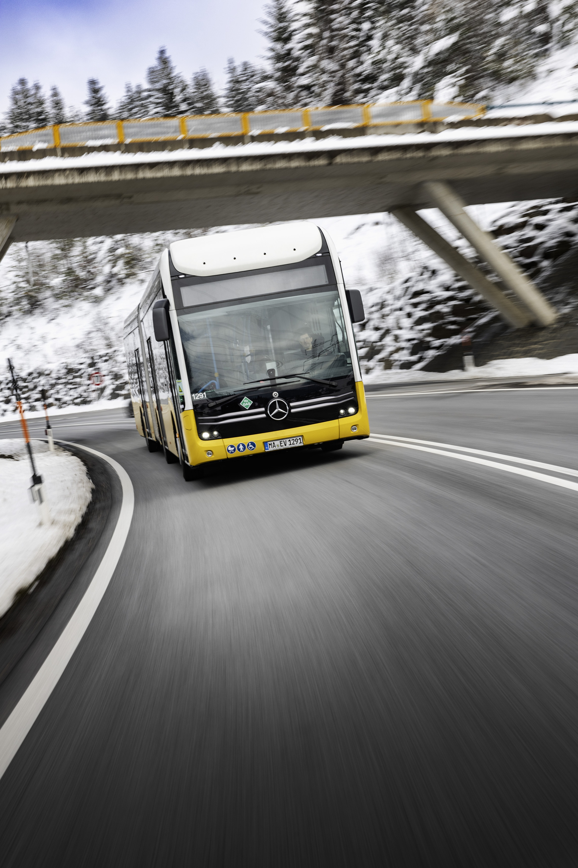 Test vehicle, Mercedes-Benz eCitaro G Range Extender with all-electric drive,NMC 3 battery, fuell cell, hydrogen tanks, exterior, yellow-white, 2 x electric hub motor, 2 x 125 kW, 2 x 485 Nm, 98 kWh per battery pack, three-door, LED headlamps, length/width/height: 18125 /2550/3400 mm, passenger capacity: max. 1/130. Alpine Challenge: Mercedes-Benz eCitaro fuel cell defies extreme cold and steep passes