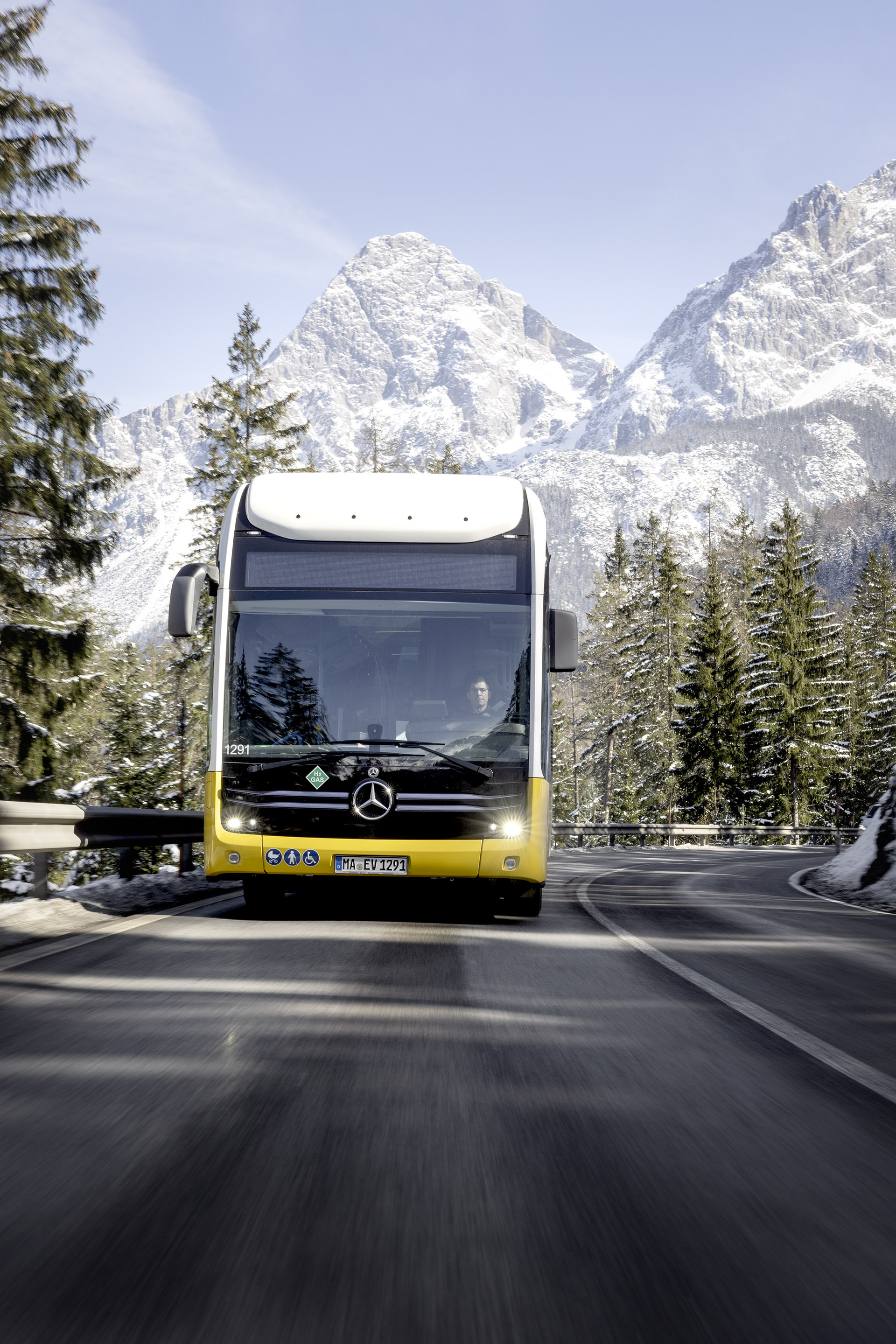 Test vehicle, Mercedes-Benz eCitaro G Range Extender with all-electric drive,NMC 3 battery, fuell cell, hydrogen tanks, exterior, yellow-white, 2 x electric hub motor, 2 x 125 kW, 2 x 485 Nm, 98 kWh per battery pack, three-door, LED headlamps, length/width/height: 18125 /2550/3400 mm, passenger capacity: max. 1/130. Alpine Challenge: Mercedes-Benz eCitaro fuel cell defies extreme cold and steep passes