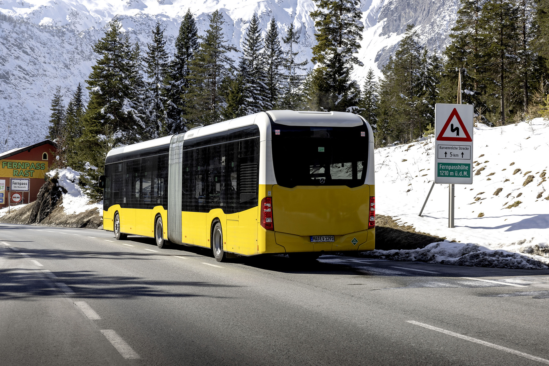 Test vehicle, Mercedes-Benz eCitaro G Range Extender with all-electric drive,NMC 3 battery, fuell cell, hydrogen tanks, exterior, yellow-white, 2 x electric hub motor, 2 x 125 kW, 2 x 485 Nm, 98 kWh per battery pack, three-door, LED headlamps, length/width/height: 18125 /2550/3400 mm, passenger capacity: max. 1/130. Alpine Challenge: Mercedes-Benz eCitaro fuel cell defies extreme cold and steep passes