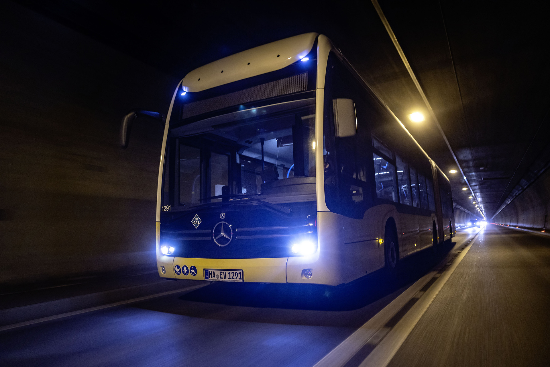 Test vehicle, Mercedes-Benz eCitaro G Range Extender with all-electric drive,NMC 3 battery, fuell cell, hydrogen tanks, exterior, yellow-white, 2 x electric hub motor, 2 x 125 kW, 2 x 485 Nm, 98 kWh per battery pack, three-door, LED headlamps, length/width/height: 18125 /2550/3400 mm, passenger capacity: max. 1/130. Alpine Challenge: Mercedes-Benz eCitaro fuel cell defies extreme cold and steep passes