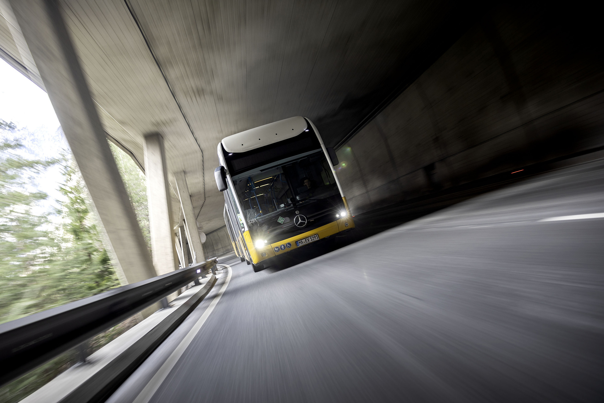 Test vehicle, Mercedes-Benz eCitaro G Range Extender with all-electric drive,NMC 3 battery, fuell cell, hydrogen tanks, exterior, yellow-white, 2 x electric hub motor, 2 x 125 kW, 2 x 485 Nm, 98 kWh per battery pack, three-door, LED headlamps, length/width/height: 18125 /2550/3400 mm, passenger capacity: max. 1/130. Alpine Challenge: Mercedes-Benz eCitaro fuel cell defies extreme cold and steep passes