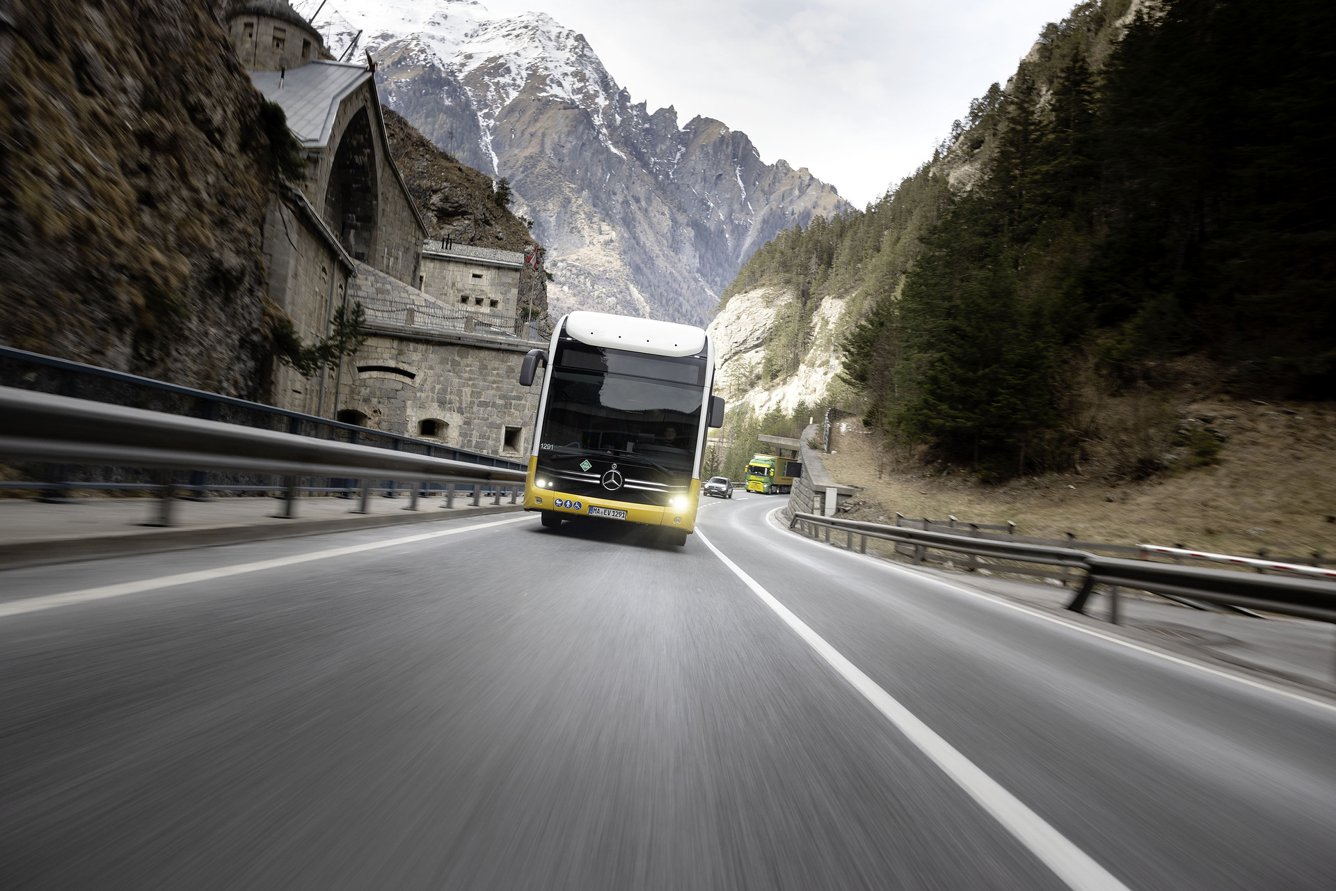 Test vehicle, Mercedes-Benz eCitaro G Range Extender with all-electric drive,NMC 3 battery, fuell cell, hydrogen tanks, exterior, yellow-white, 2 x electric hub motor, 2 x 125 kW, 2 x 485 Nm, 98 kWh per battery pack, three-door, LED headlamps, length/width/height: 18125 /2550/3400 mm, passenger capacity: max. 1/130. Alpine Challenge: Mercedes-Benz eCitaro fuel cell defies extreme cold and steep passes