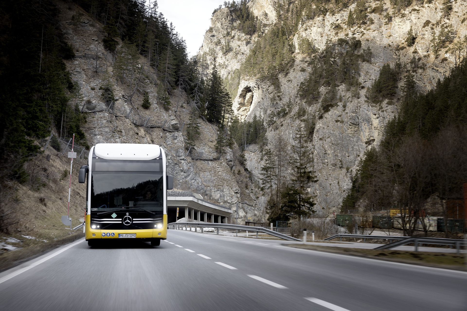 Test vehicle, Mercedes-Benz eCitaro G Range Extender with all-electric drive,NMC 3 battery, fuell cell, hydrogen tanks, exterior, yellow-white, 2 x electric hub motor, 2 x 125 kW, 2 x 485 Nm, 98 kWh per battery pack, three-door, LED headlamps, length/width/height: 18125 /2550/3400 mm, passenger capacity: max. 1/130. Alpine Challenge: Mercedes-Benz eCitaro fuel cell defies extreme cold and steep passes