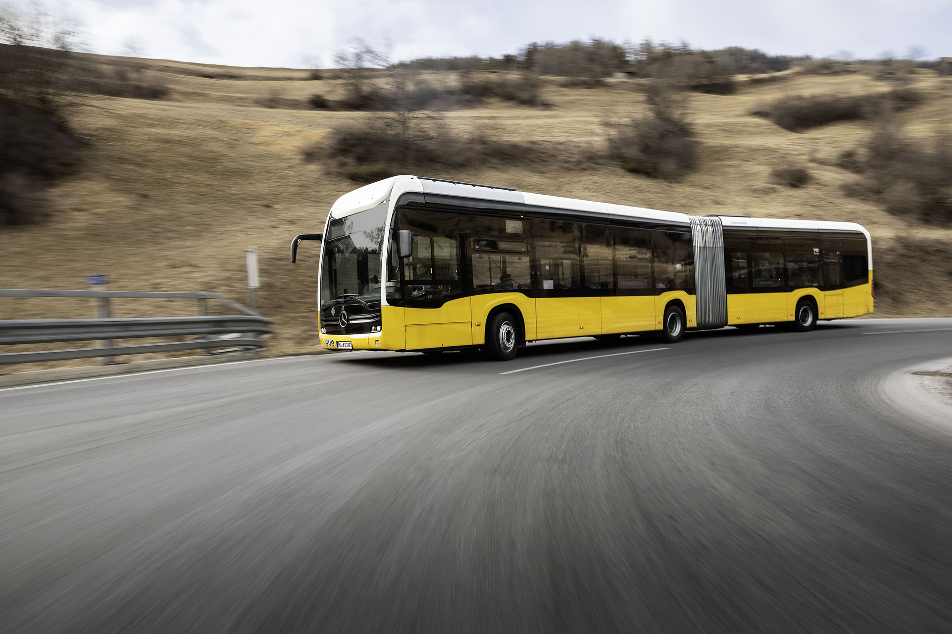 Test vehicle, Mercedes-Benz eCitaro G Range Extender with all-electric drive,NMC 3 battery, fuell cell, hydrogen tanks, exterior, yellow-white, 2 x electric hub motor, 2 x 125 kW, 2 x 485 Nm, 98 kWh per battery pack, three-door, LED headlamps, length/width/height: 18125 /2550/3400 mm, passenger capacity: max. 1/130. Alpine Challenge: Mercedes-Benz eCitaro fuel cell defies extreme cold and steep passes