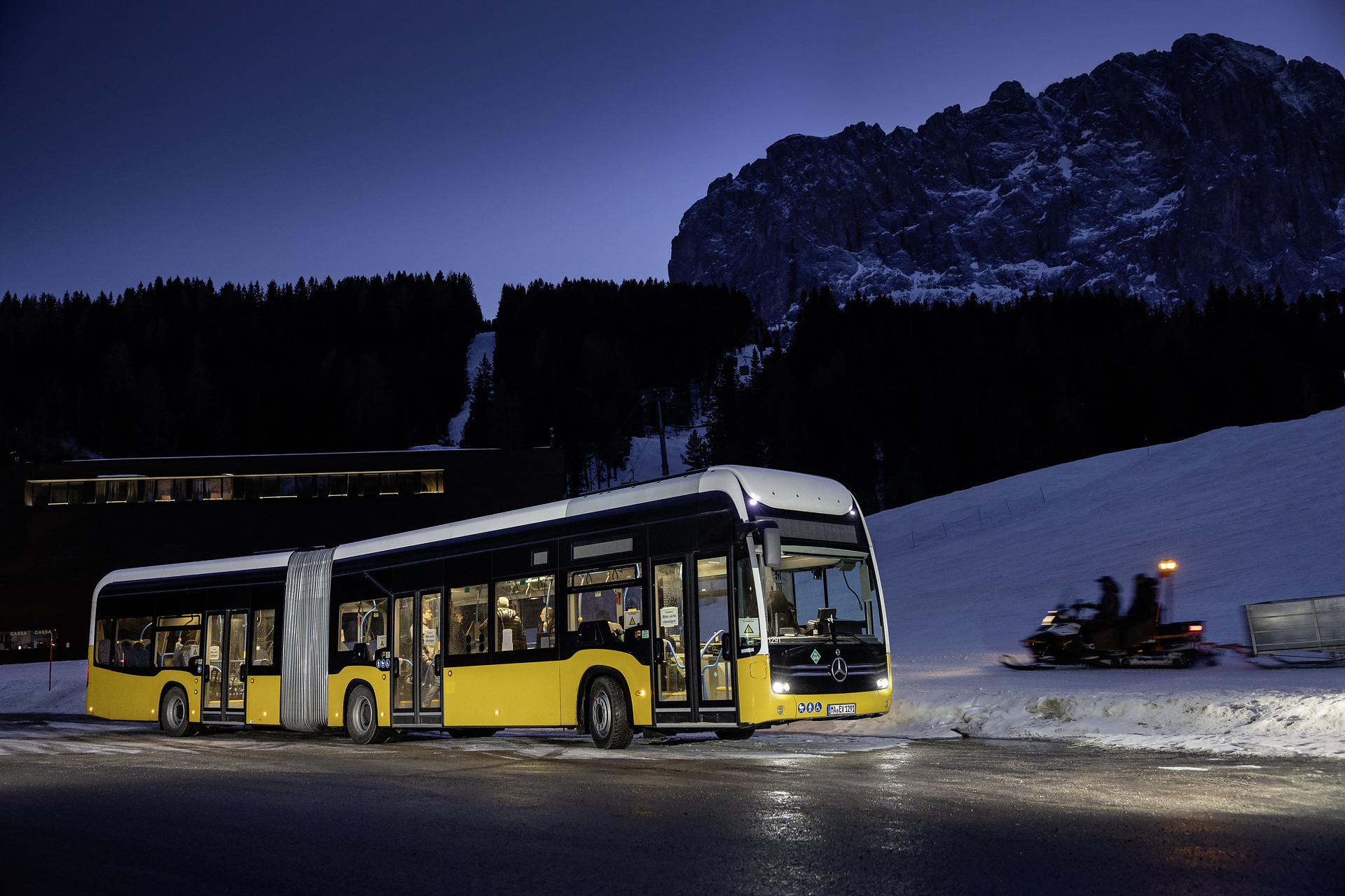 Test vehicle, Mercedes-Benz eCitaro G Range Extender with all-electric drive,NMC 3 battery, fuell cell, hydrogen tanks, exterior, yellow-white, 2 x electric hub motor, 2 x 125 kW, 2 x 485 Nm, 98 kWh per battery pack, three-door, LED headlamps, length/width/height: 18125 /2550/3400 mm, passenger capacity: max. 1/130. Alpine Challenge: Mercedes-Benz eCitaro fuel cell defies extreme cold and steep passes