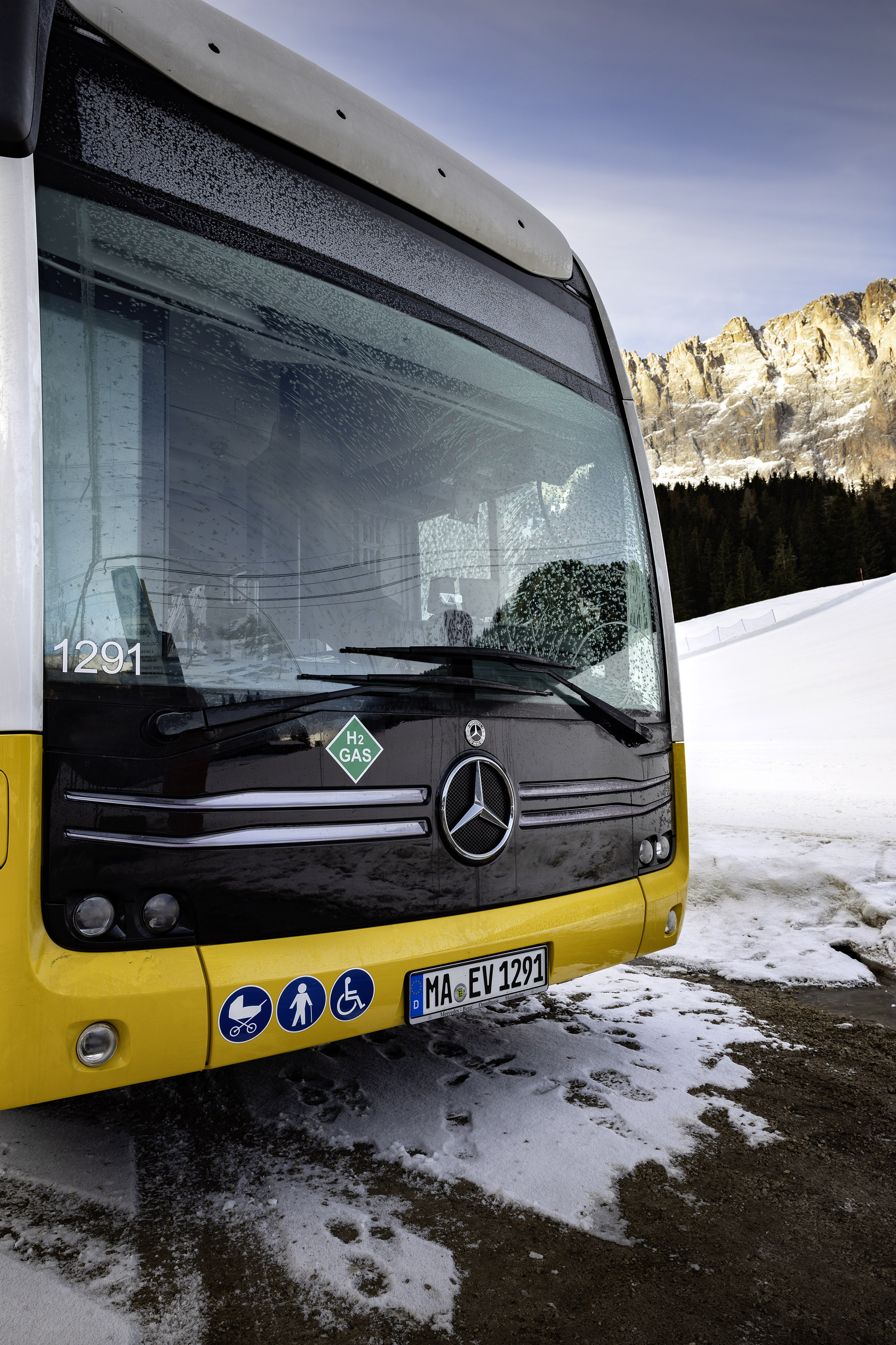 Test vehicle, Mercedes-Benz eCitaro G Range Extender with all-electric drive,NMC 3 battery, fuell cell, hydrogen tanks, exterior, yellow-white, 2 x electric hub motor, 2 x 125 kW, 2 x 485 Nm, 98 kWh per battery pack, three-door, LED headlamps, length/width/height: 18125 /2550/3400 mm, passenger capacity: max. 1/130. Alpine Challenge: Mercedes-Benz eCitaro fuel cell defies extreme cold and steep passes