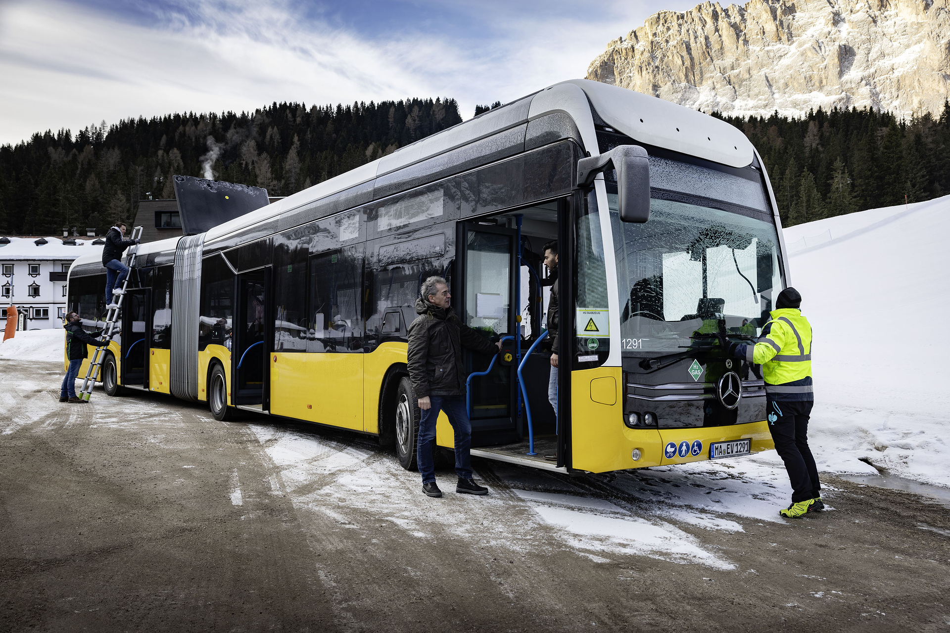 Test vehicle, Mercedes-Benz eCitaro G Range Extender with all-electric drive,NMC 3 battery, fuell cell, hydrogen tanks, exterior, yellow-white, 2 x electric hub motor, 2 x 125 kW, 2 x 485 Nm, 98 kWh per battery pack, three-door, LED headlamps, length/width/height: 18125 /2550/3400 mm, passenger capacity: max. 1/130. Alpine Challenge: Mercedes-Benz eCitaro fuel cell defies extreme cold and steep passes
