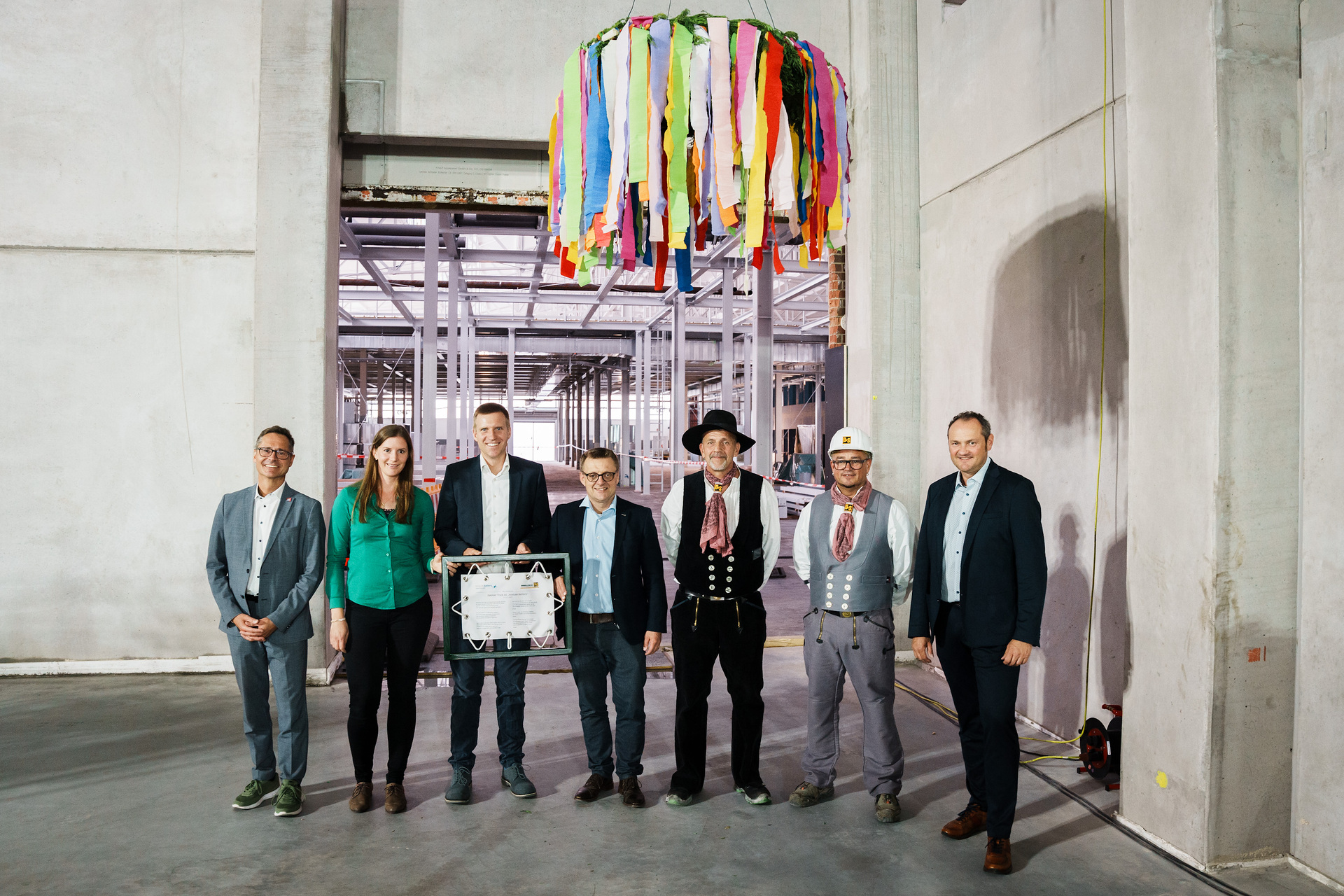 v.l.n.r.: Ralf Eisenhauer, Bürgermeister mit Verantwortung für die Themen Planung, Bauen, Verkehr und Sport, Johanna Riemer, Gesamtprojektkoordination InnoLab Battery, Dr. Michael Salmen, Leitung Operations InnoLab Battery, Andreas Moch, Standortverantwortlicher Mercedes-Benz Werk Mannheim, Vertreter der Baufirma Diringer & Scheidel, Bruno Buschbacher, Betriebsratsvorsitzender Mercedes-Benz Werk Mannheim Mercedes-Benz Werk Mannheim feiert Richtfest des InnoLab Battery – Aufbau der Pilotlinie kann beginnen
