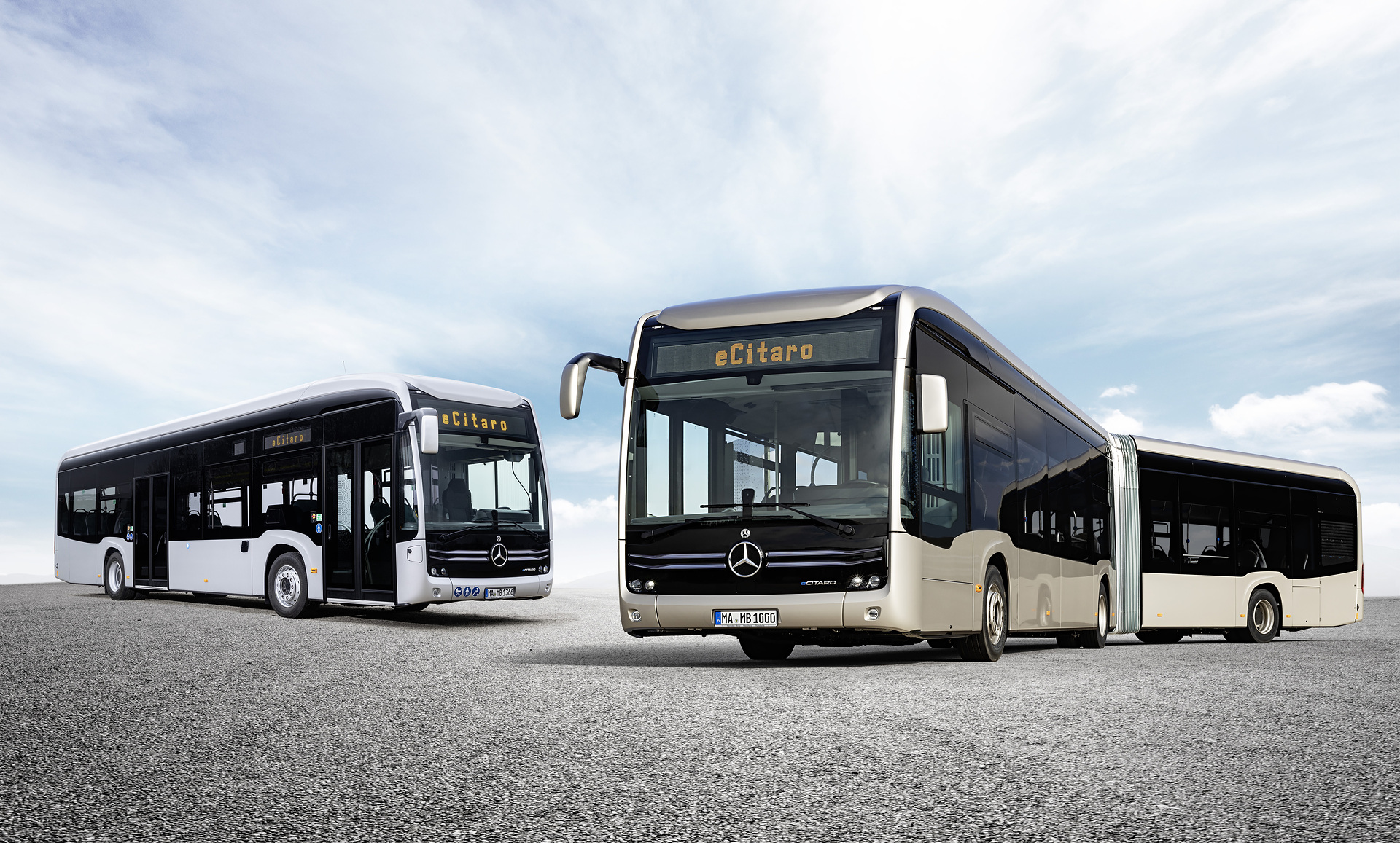 Rechts: Mercedes-Benz eCitaro G mit vollelektrischem Antrieb, Exterieur, rauchsilber metallic, 2 x elektrischer Radnabenmotor, 2 x 125 kW, 2 x 485 Nm, 7 Festkörperbatterien, 63 kWh pro Festkörperbatterie, Preventive Brake Assist, Sideguard Assist, LED-Scheinwerfer, Länge/Breite/Höhe: 18.125 /2.550/3.400 mm, Beförderungskapazität: 1/157. Links: Mercedes-Benz eCitaro mit vollelektrischem Antrieb, Exterieur, silber metallic, 2 x elektrischer Radnabenmotor, 2 x 125 kW, 2 x 485 Nm, 7 Festkörperbatterien, 63 kWh pro Festkörperbatterie, Sideguard Assist, LED-Scheinwerfer, Länge/Breite/Höhe: 12.135 /2.550/3.400 mm, Beförderungskapazität: 1/86 Den Haag wird grün: Daimler Buses liefert mindestens 95 eCitaro und E-Infrastruktur als schlüsselfertiges Komplettsystem an HTM