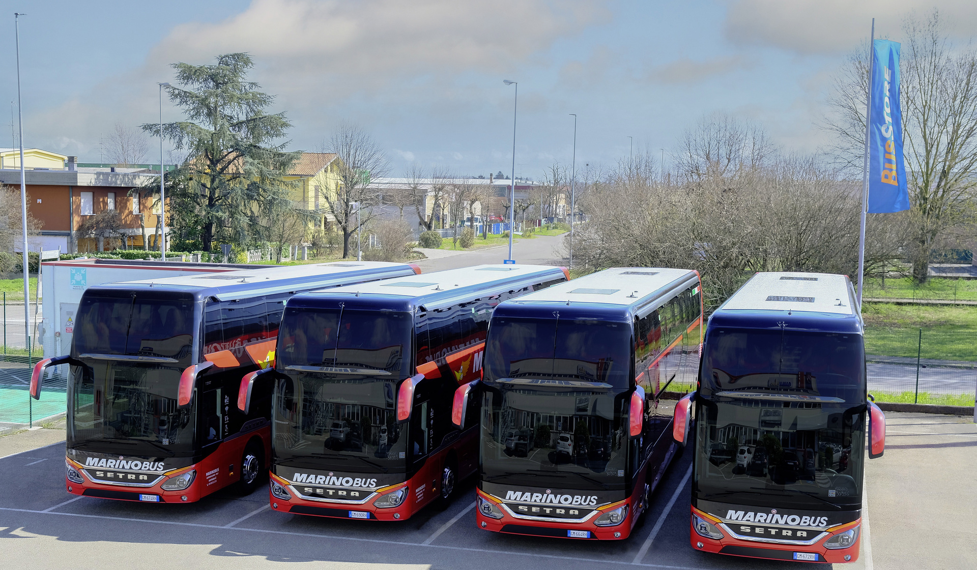 Ein Teil der neuen Setra Doppelstock-Busflotte des süditalienischen Unternehmens Marino Bus. Reisespaß auf zwei Ebenen