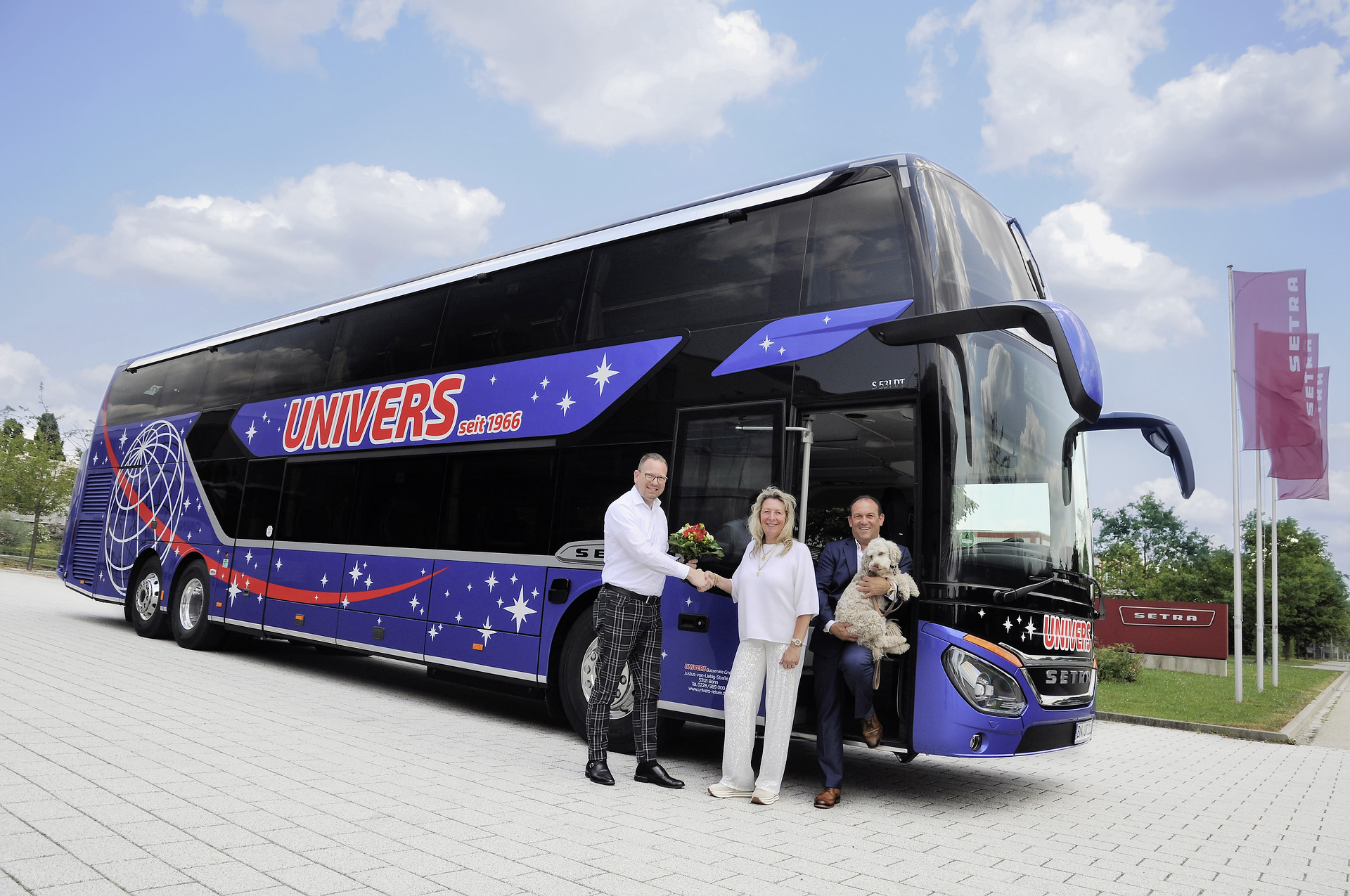 Die Inhaberfamilie Anne Kimmel und Eberhard Penz (rechts mit Hündin Curly) übernehmen in Neu-Ulm eine neuen S 531 DT von Raphael Triebswetter, Leiter Vertriebsregionen Deutschland Mercedes-Benz & Setra. Reisespaß auf zwei Ebenen