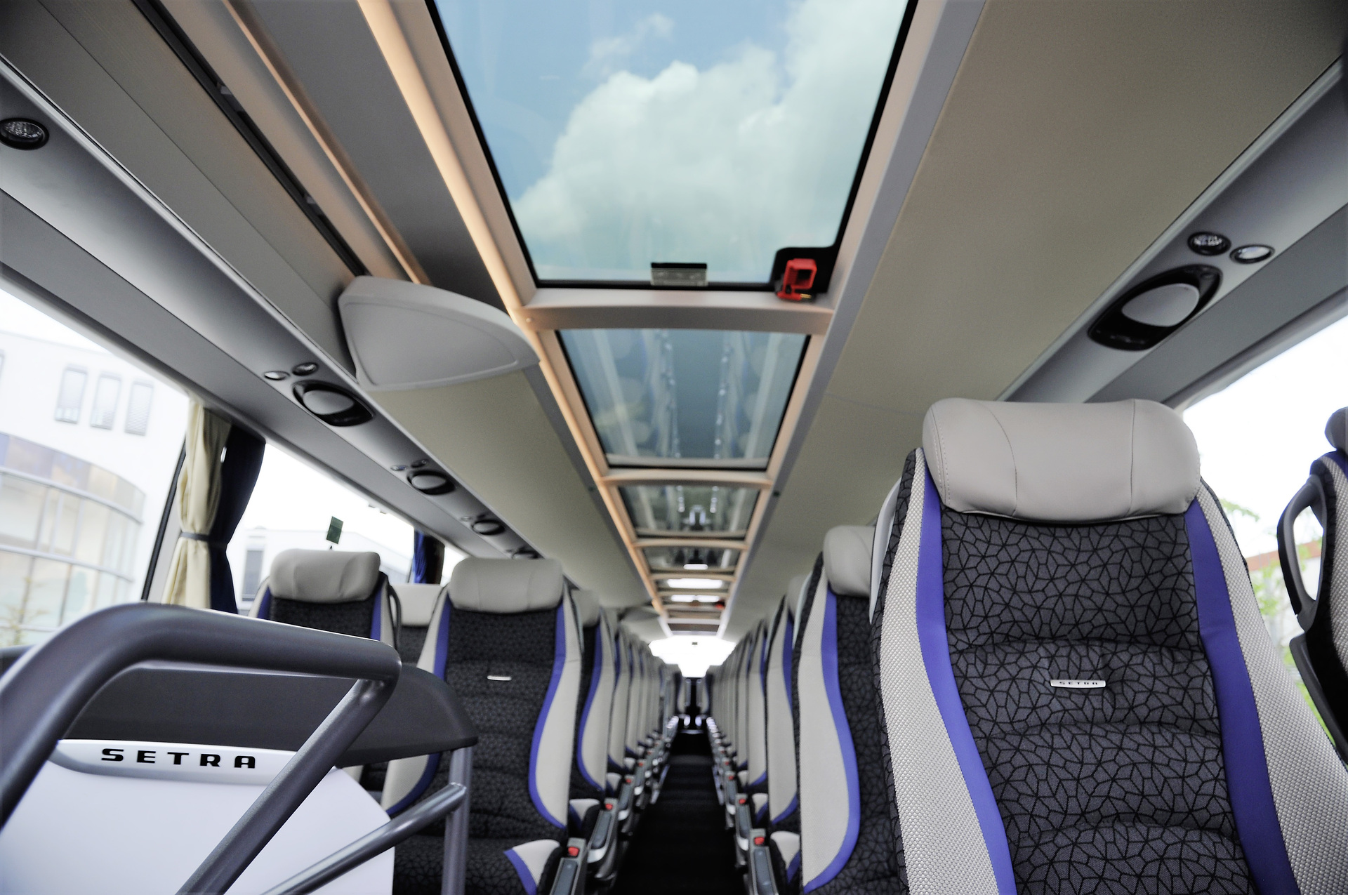 Die beiden S 531 DT der UBS Univers Busservice GmbH in Bonn sind mit Glasdach ausgestattet und bieten jeweils 74 Passagieren Platz. Reisespaß auf zwei Ebenen