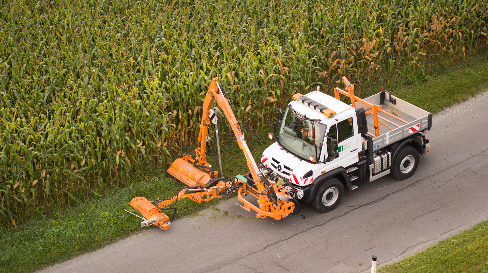 Unimog U 423 mit Mäher Nutzen statt besitzen: Mit Unimog Rent das richtige Fahrzeug zur richtigen Zeit am richtigen Ort haben