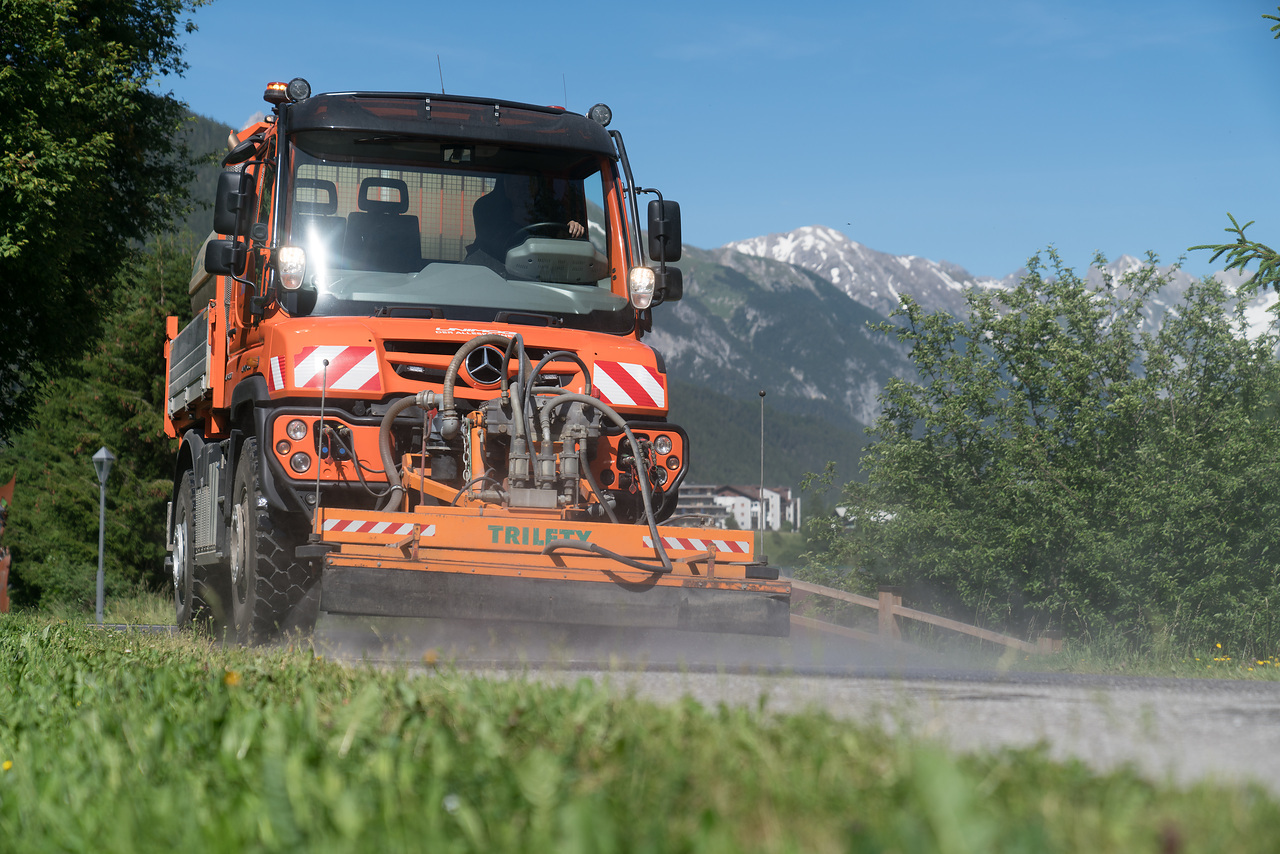 Unimog U 430 mit Waschbalken Nutzen statt besitzen: Mit Unimog Rent das richtige Fahrzeug zur richtigen Zeit am richtigen Ort haben