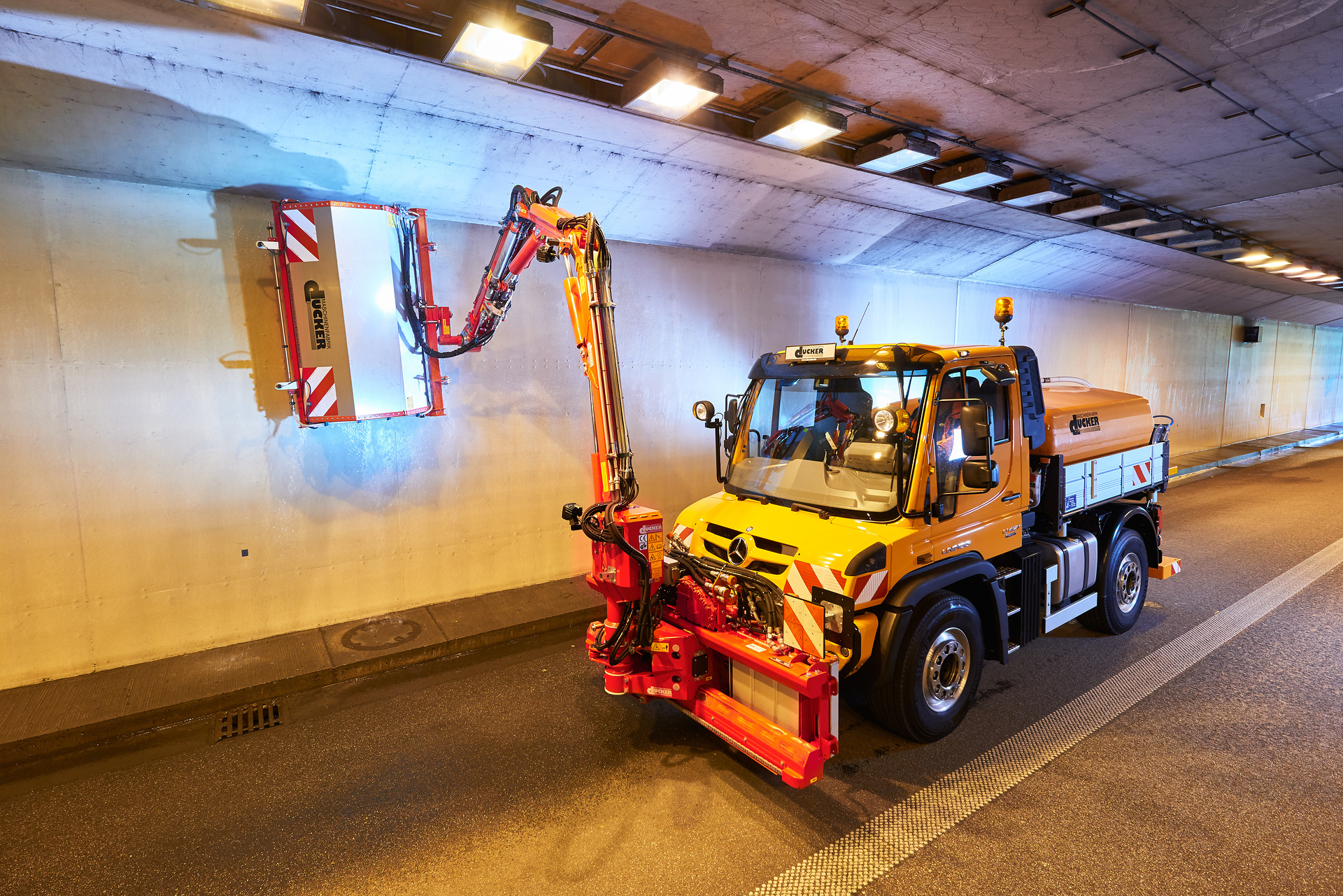 Unimog U 427 als Tunnelwäscher Nutzen statt besitzen: Mit Unimog Rent das richtige Fahrzeug zur richtigen Zeit am richtigen Ort haben