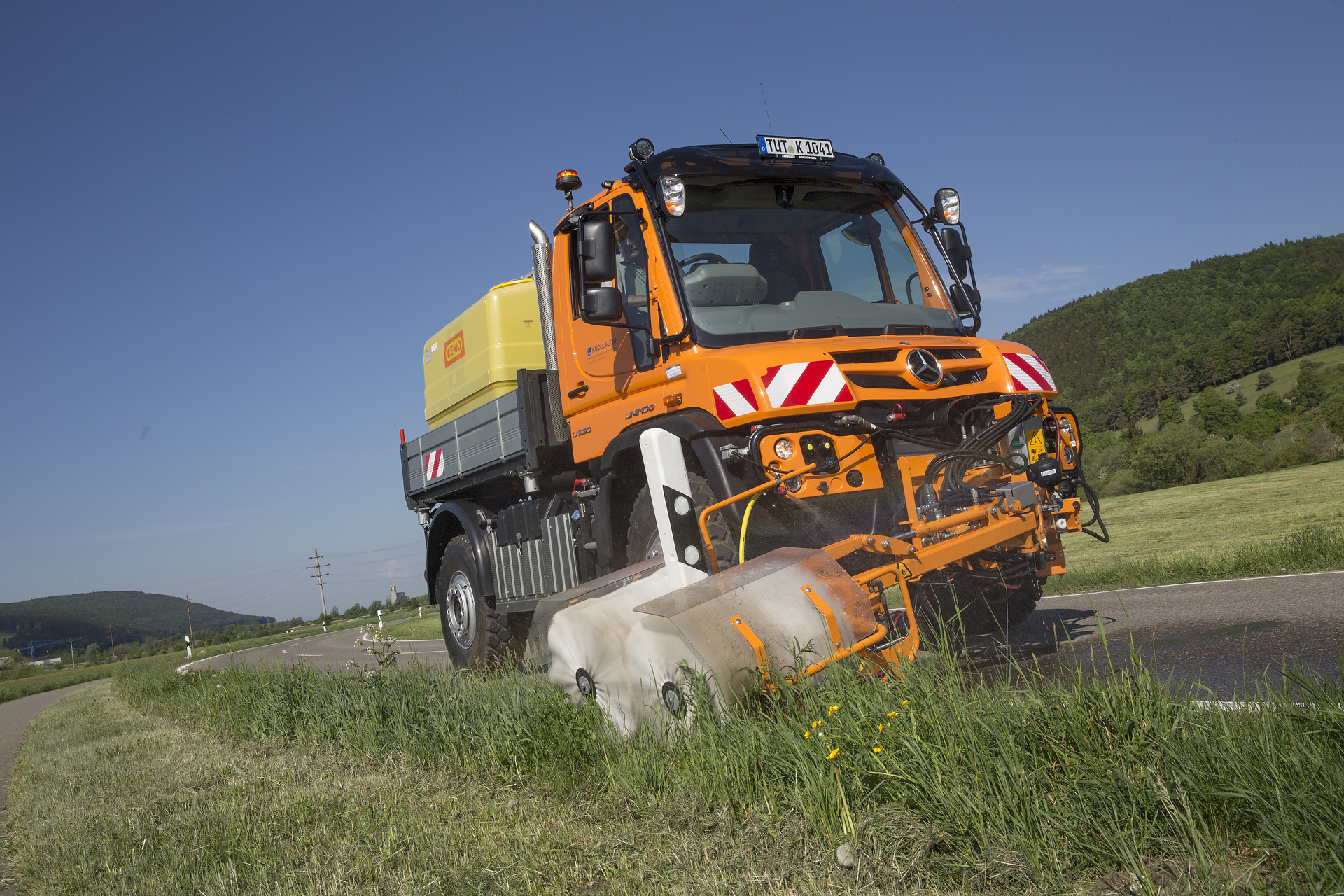 Unimog U 530 mit Leitpfostenwaschgerät Nutzen statt besitzen: Mit Unimog Rent das richtige Fahrzeug zur richtigen Zeit am richtigen Ort haben
