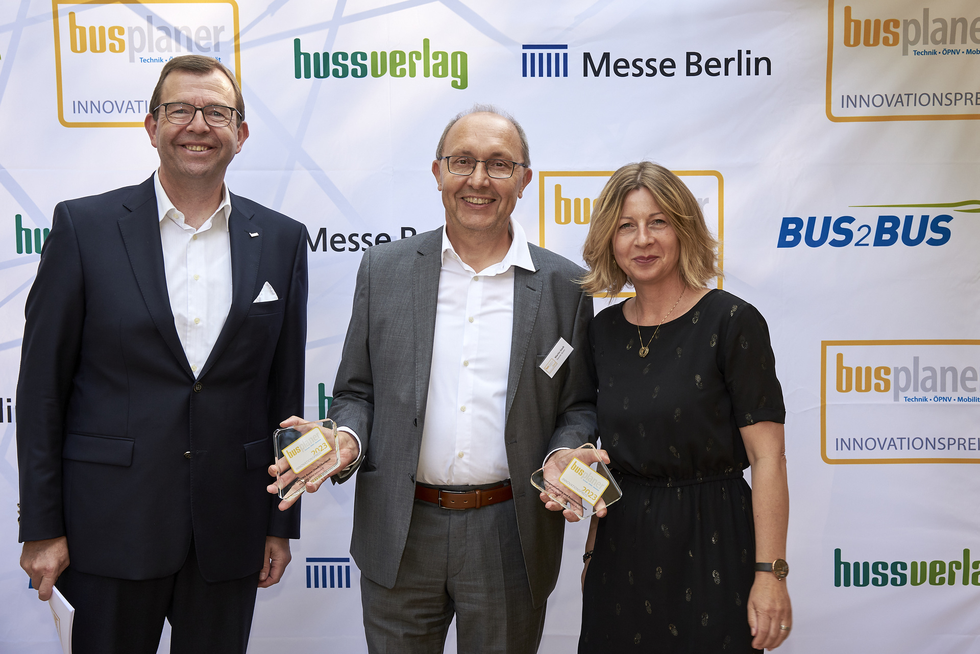 v.l.n.tr.: Rainer Langhammer, Geschäftsführer, HUSS-VERLAG, Martin Gaub, Governance und Produktmanagement ZEV und Kerstin Kube-Erkens, Director, BUS2BUS Innovations-Prädikat für Mercedes-Benz Omnibusse und Sicherheitstechnologie von Daimler Buses: Drei erste Plätze beim busplaner Innovationspreis 2023