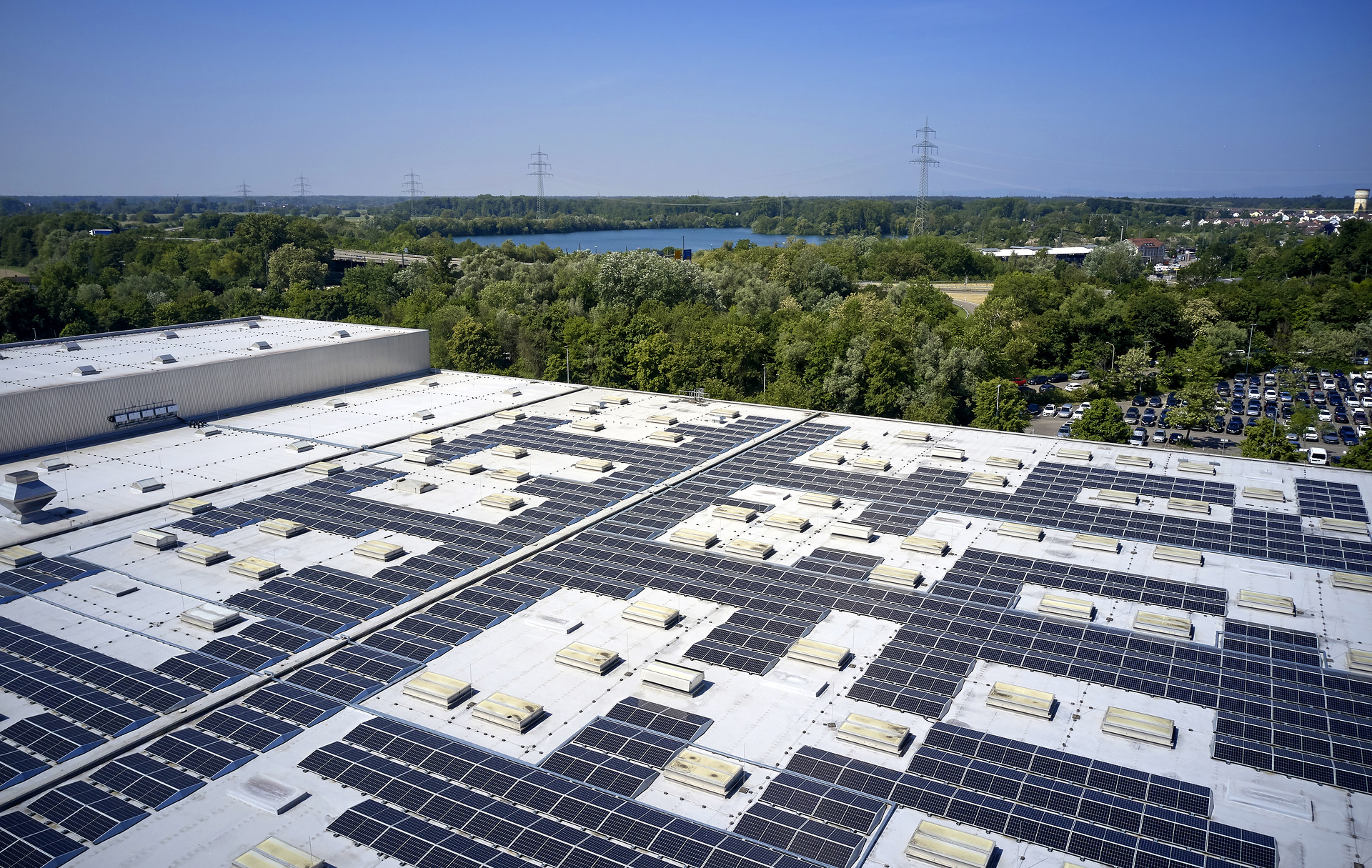 Beitrag zur CO2-neutralen Energieversorgung bei Daimler Truck: Photovoltaikanlage im Werk Wörth fängt die Sommersonne ein