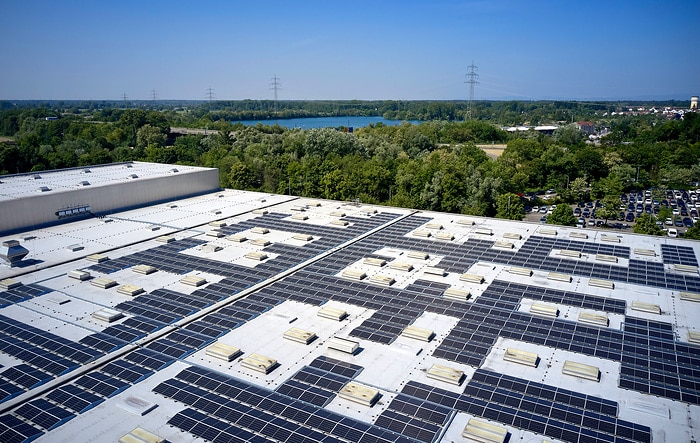 Beitrag zur CO2-neutralen Energieversorgung bei Daimler Truck: Photovoltaikanlage im Werk Wörth fängt die Sommersonne ein