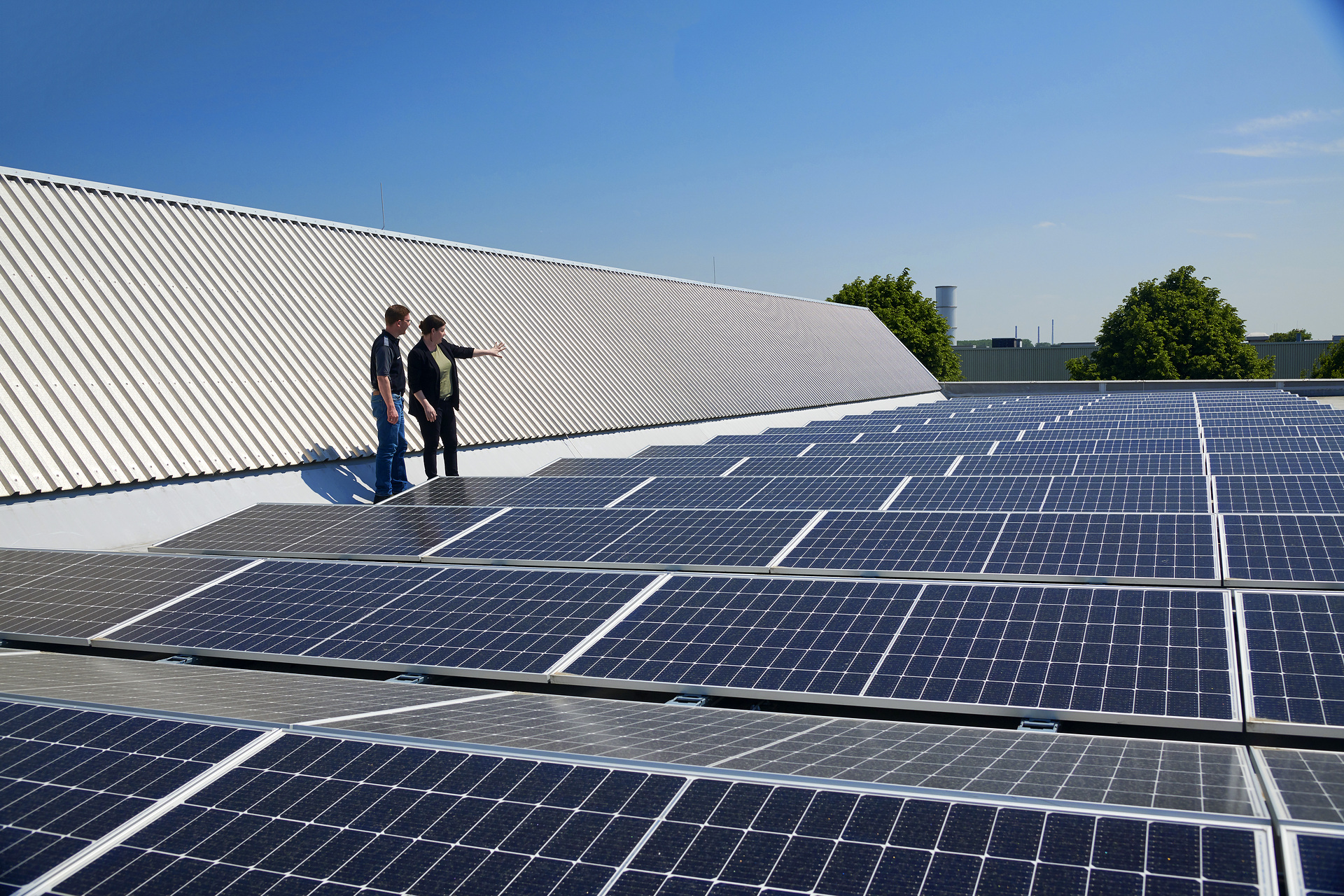 Beitrag zur CO2-neutralen Energieversorgung bei Daimler Truck: Photovoltaikanlage im Werk Wörth fängt die Sommersonne ein