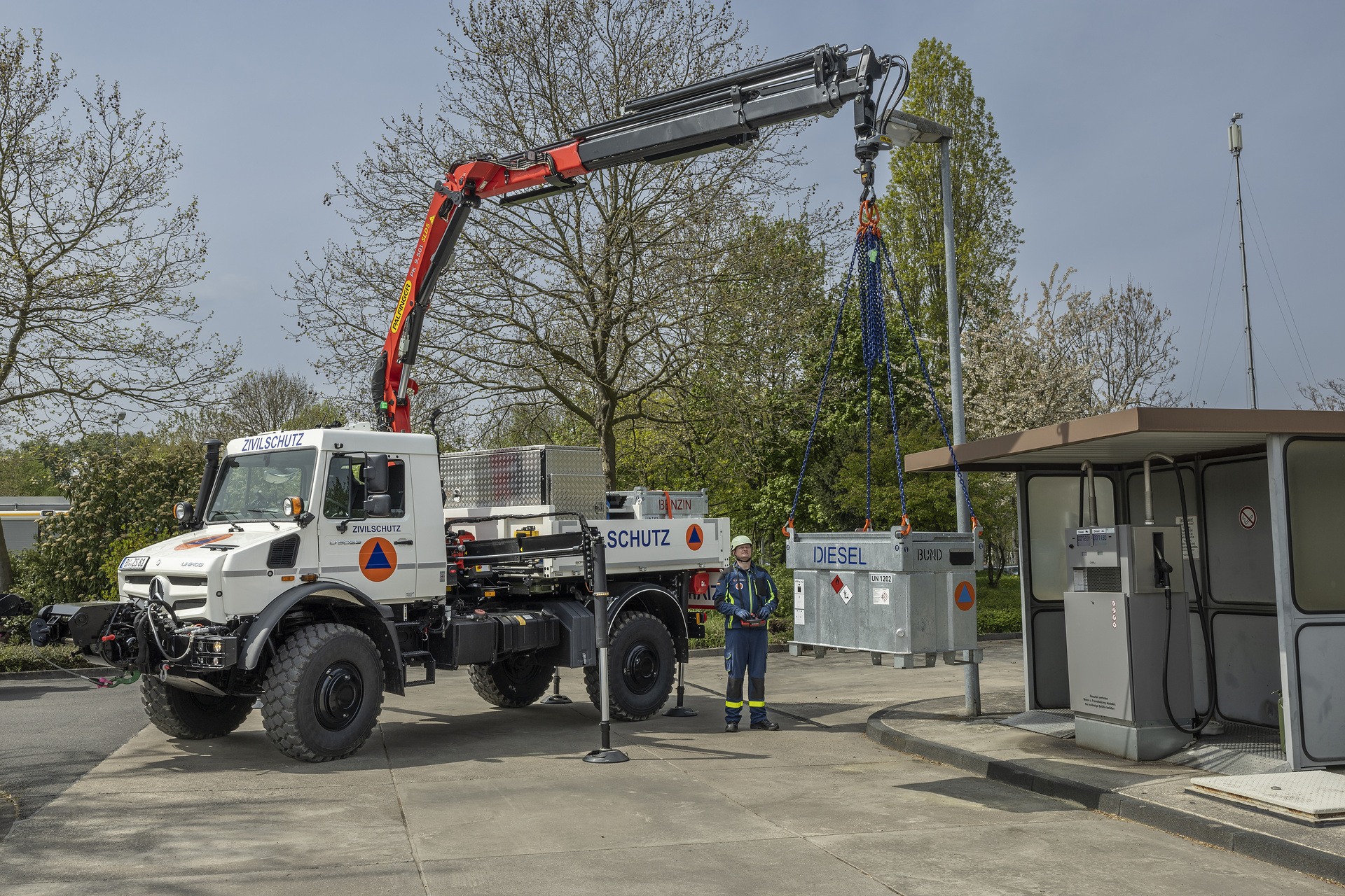 Unimog U 5023 mit Kran, Flüssigmethanol-Brennstoffzelle und Trommelseilwinde im Erprobungseinsatz beim Bundesamt für Bevölkerungsschutz und Katastrophenhilfe (BBK) Erprobungseinsatz für den Zivilschutz im Ernstfall: BBK lotet Einsetzbarkeit hochgeländegängiger Unimog aus