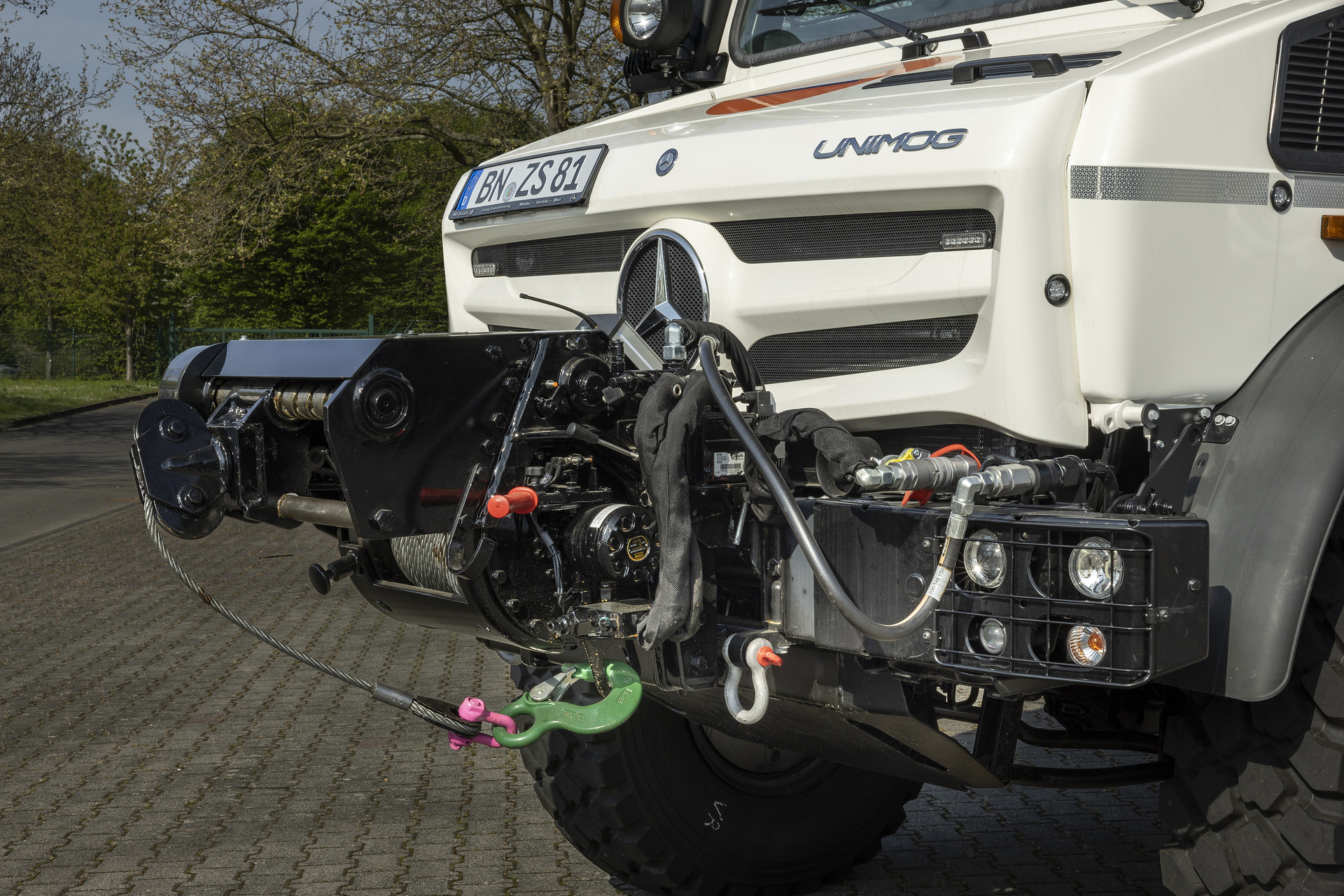 Unimog U 5023 mit Trommelseilwinde im Erprobungseinsatz beim Bundesamt für Bevölkerungsschutz und Katastrophenhilfe (BBK) Erprobungseinsatz für den Zivilschutz im Ernstfall: BBK lotet Einsetzbarkeit hochgeländegängiger Unimog aus