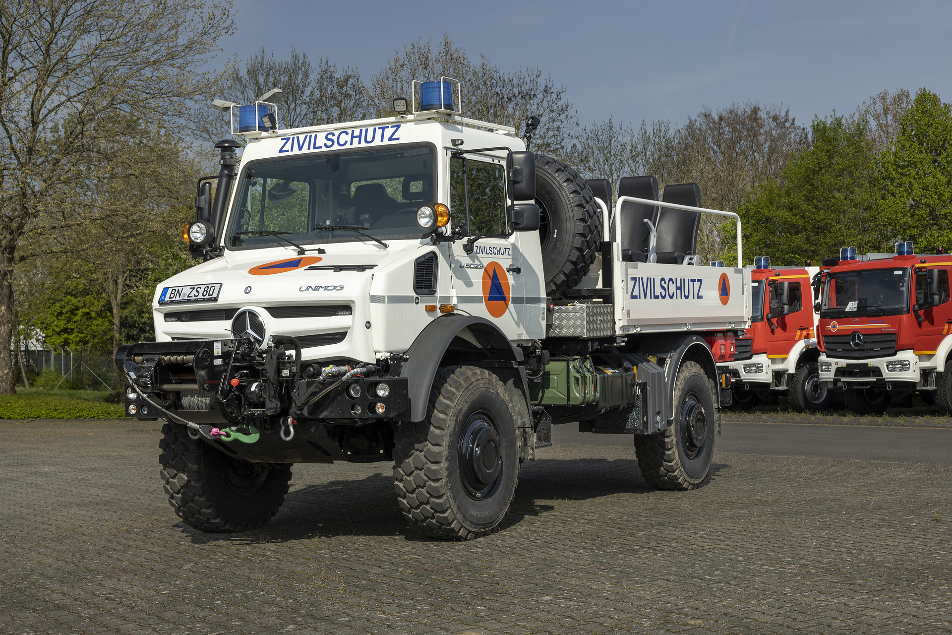Unimog U 5023 mit Pritsche zum Personentransport und Trommelseilwinde im Erprobungseinsatz beim Bundesamt für Bevölkerungsschutz und Katastrophenhilfe (BBK) Erprobungseinsatz für den Zivilschutz im Ernstfall: BBK lotet Einsetzbarkeit hochgeländegängiger Unimog aus