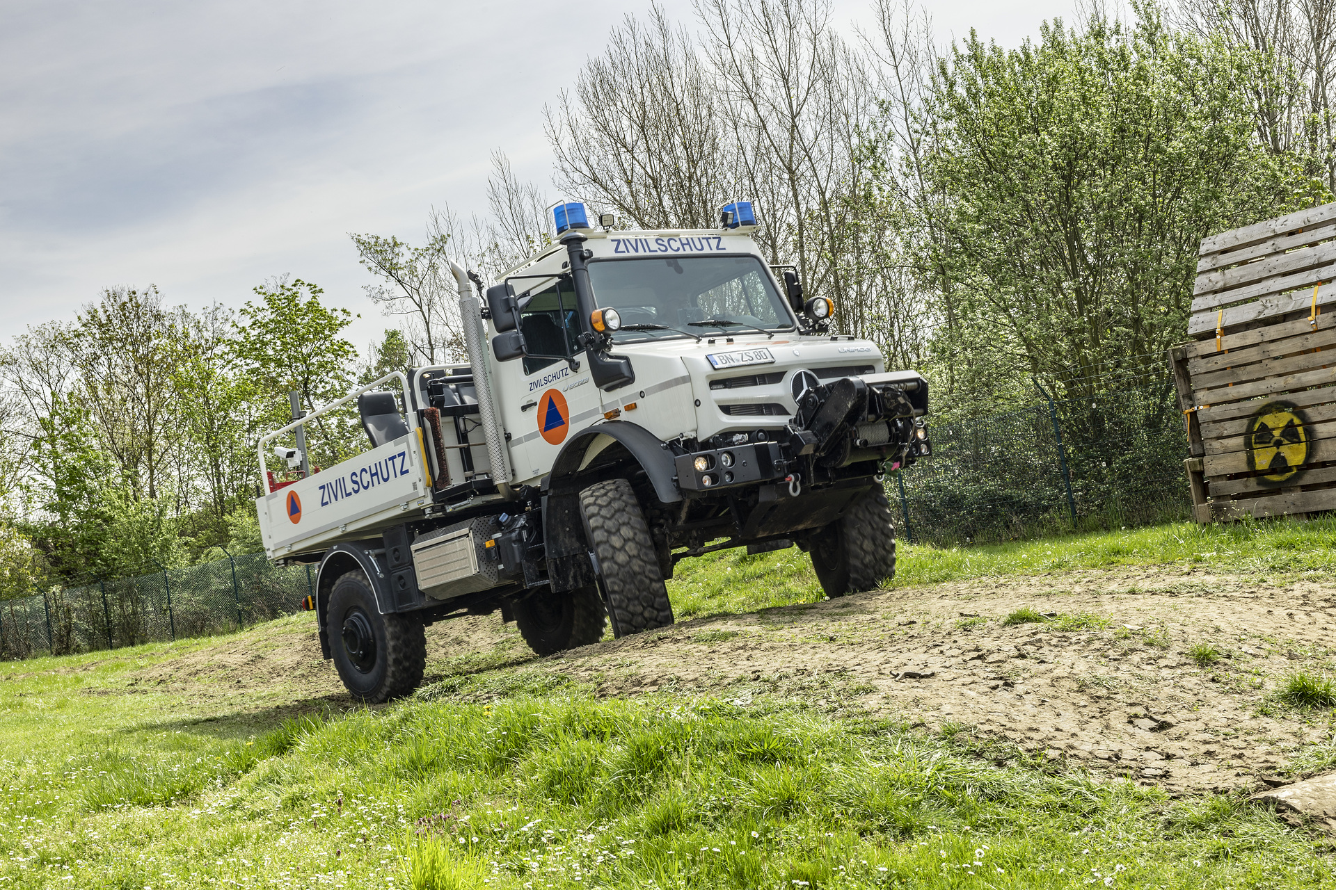 Unimog U 5023 mit Pritsche zum Personentransport und Trommelseilwinde im Erprobungseinsatz beim Bundesamt für Bevölkerungsschutz und Katastrophenhilfe (BBK) Erprobungseinsatz für den Zivilschutz im Ernstfall: BBK lotet Einsetzbarkeit hochgeländegängiger Unimog aus