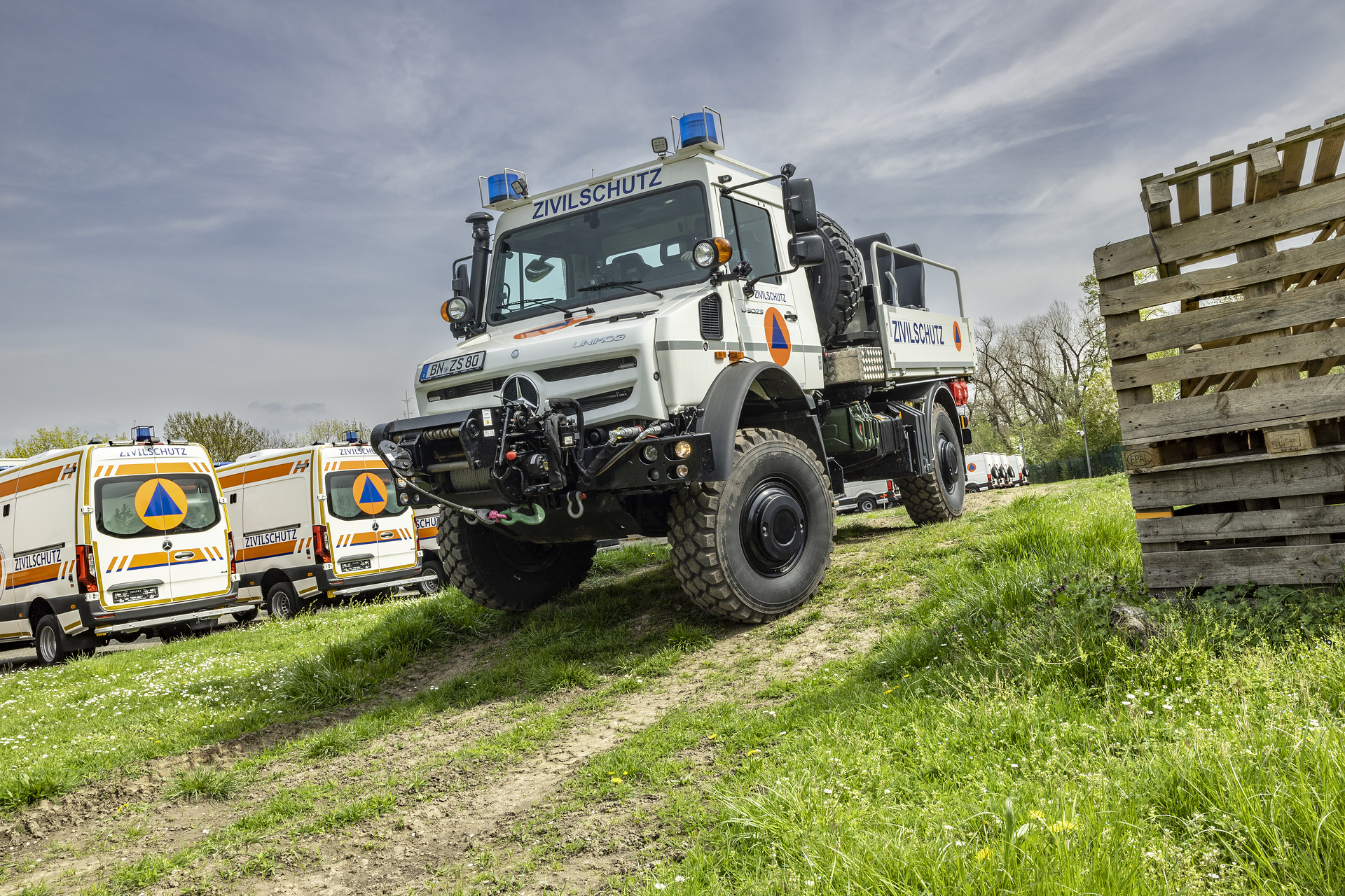 Unimog U 5023 mit Pritsche zum Personentransport und Trommelseilwinde im Erprobungseinsatz beim Bundesamt für Bevölkerungsschutz und Katastrophenhilfe (BBK) Erprobungseinsatz für den Zivilschutz im Ernstfall: BBK lotet Einsetzbarkeit hochgeländegängiger Unimog aus