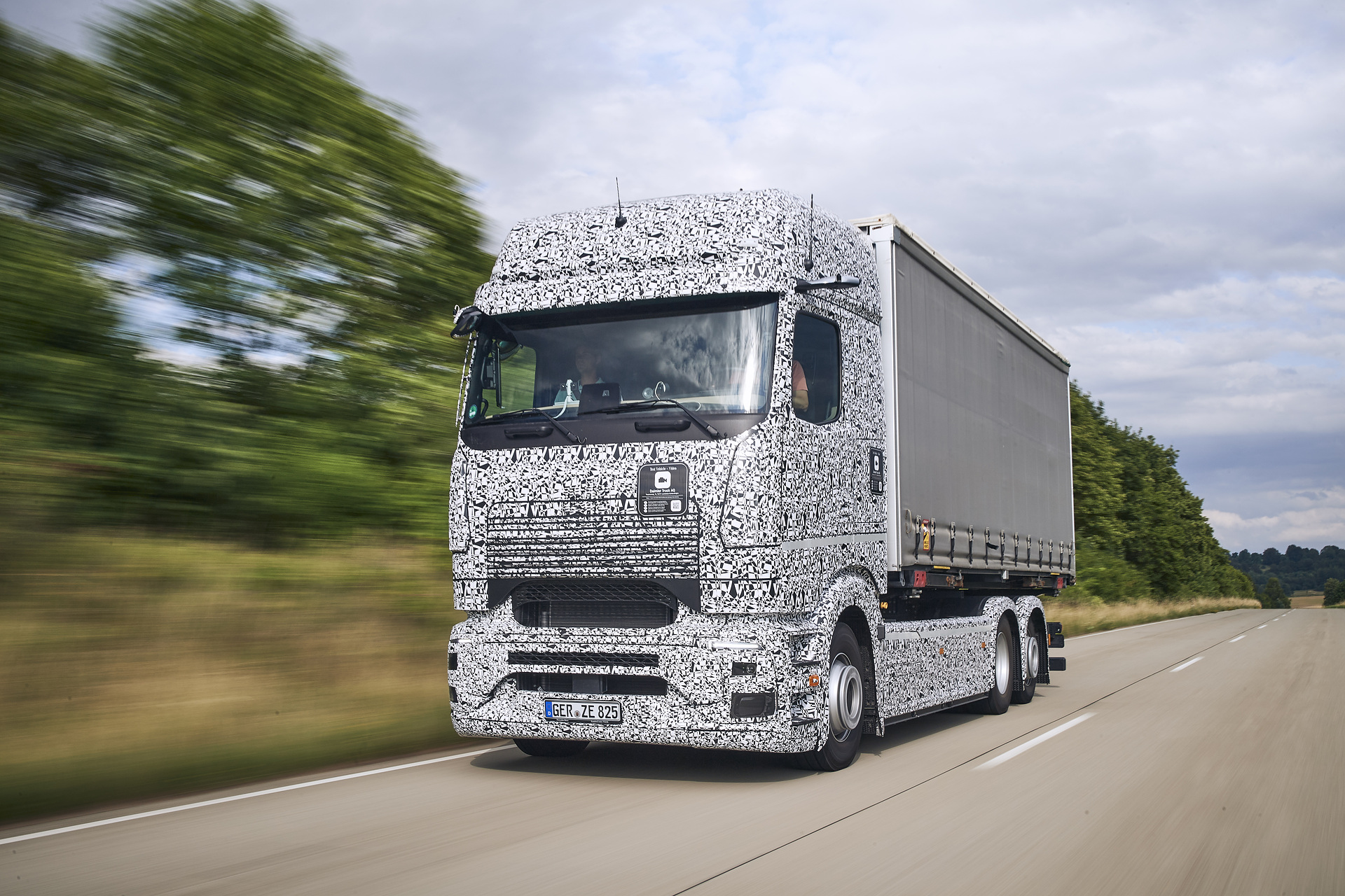 Mercedes-Benz eActros 600 Elektrisch auf der Schwäbischen Alb: Versuchsingenieure erproben eActros 600 für den Fernverkehr