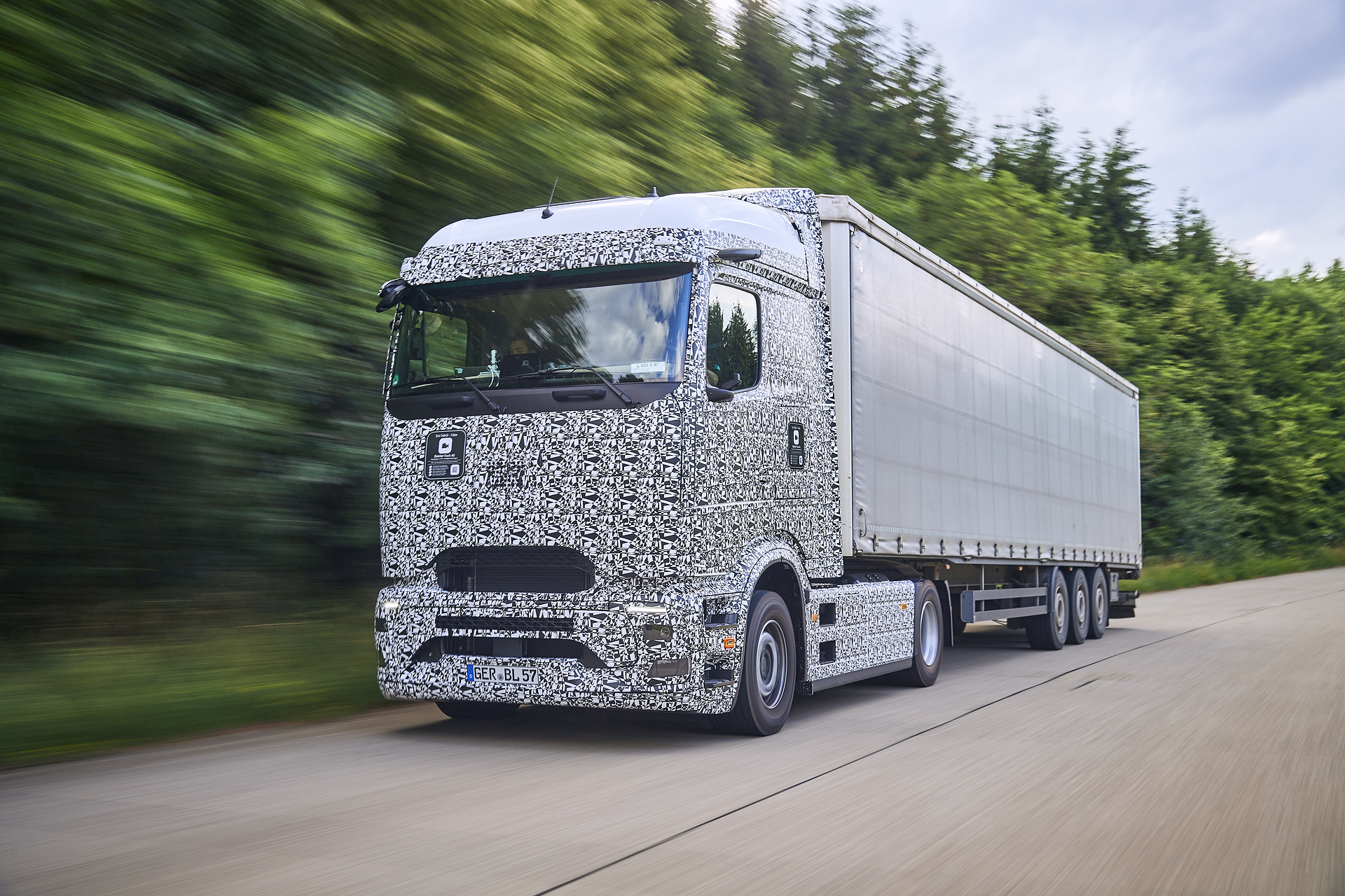 Mercedes-Benz eActros 600 Elektrisch auf der Schwäbischen Alb: Versuchsingenieure erproben eActros 600 für den Fernverkehr