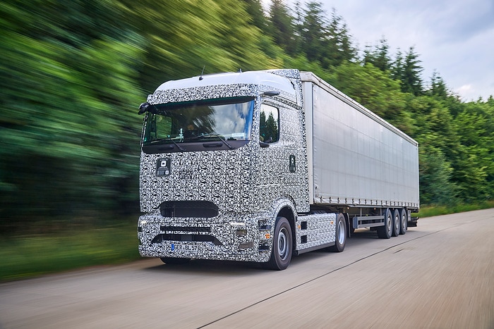 Elektrisch auf der Schwäbischen Alb: Versuchsingenieure erproben eActros 600 für den Fernverkehr