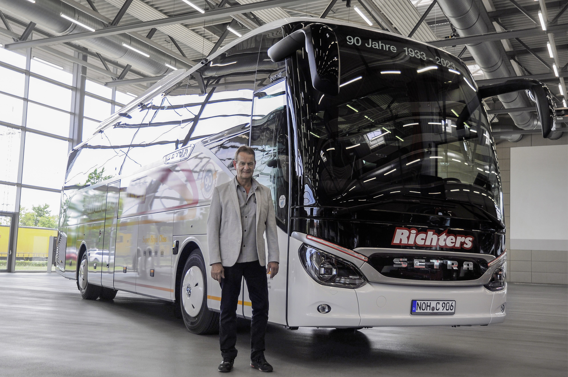 Mitinhaber Martin Schwertheim holt den neuen S 515 HD bei Daimler Buses in Neu-Ulm ab. Ein Setra zum Jubiläum