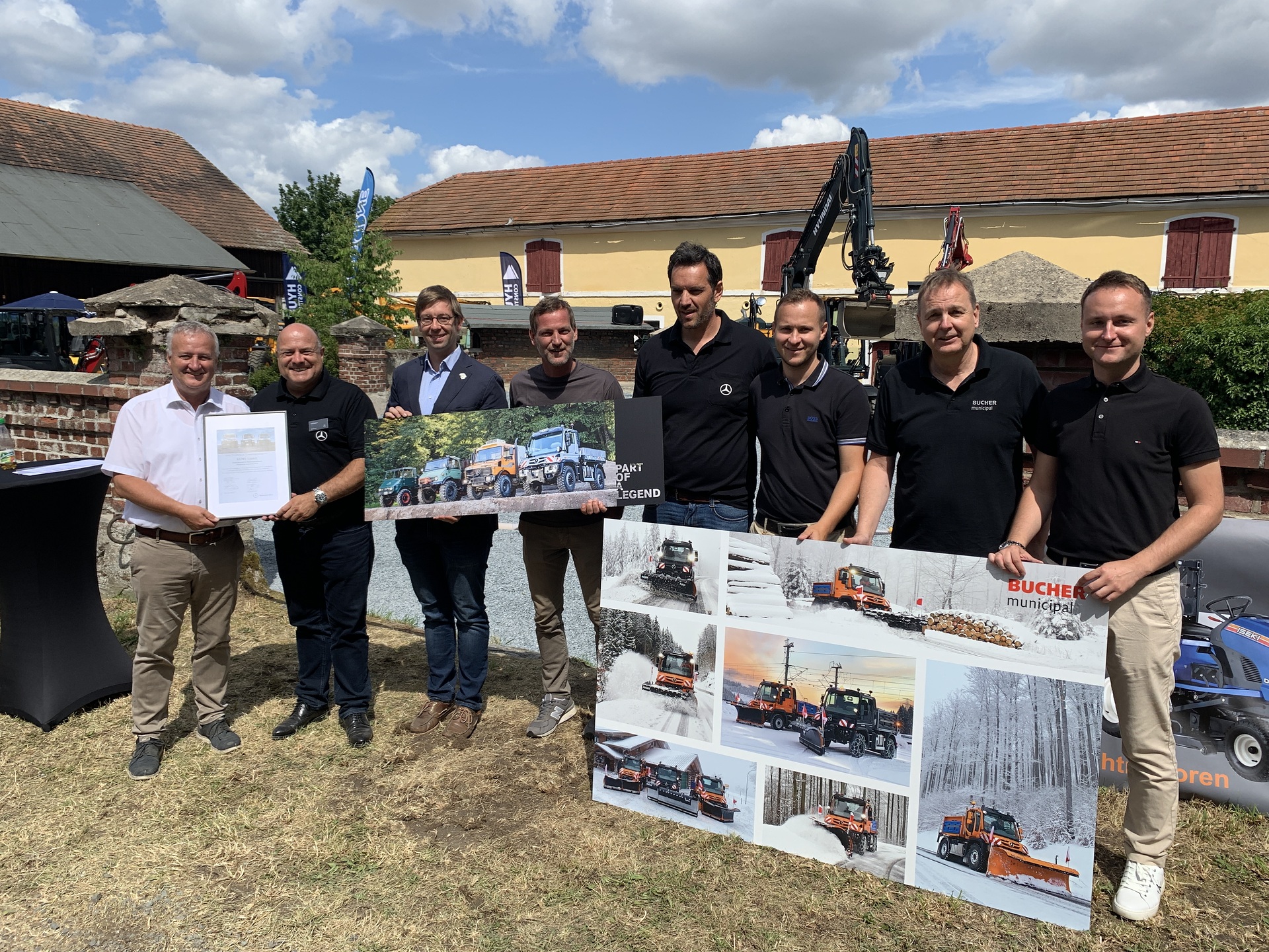 v.l.n.r. Reinhold Degelmann (Geschäftsführer KLMV), Rolf Trampert, Heinrich Blumenberg, Thomas Freidel, Matthias Holz (alle von Mercedes-Benz Special Trucks), Patrick Degelmann (Geschäftsführer KLMV), Armin Fahlpahl (Bucher Municipal), Tobias Degelmann (Geschäftsführer KLMV) Ein starker Partner für Mercedes-Benz Unimog: KLMV GmbH feiert 25-jähriges Bestehen