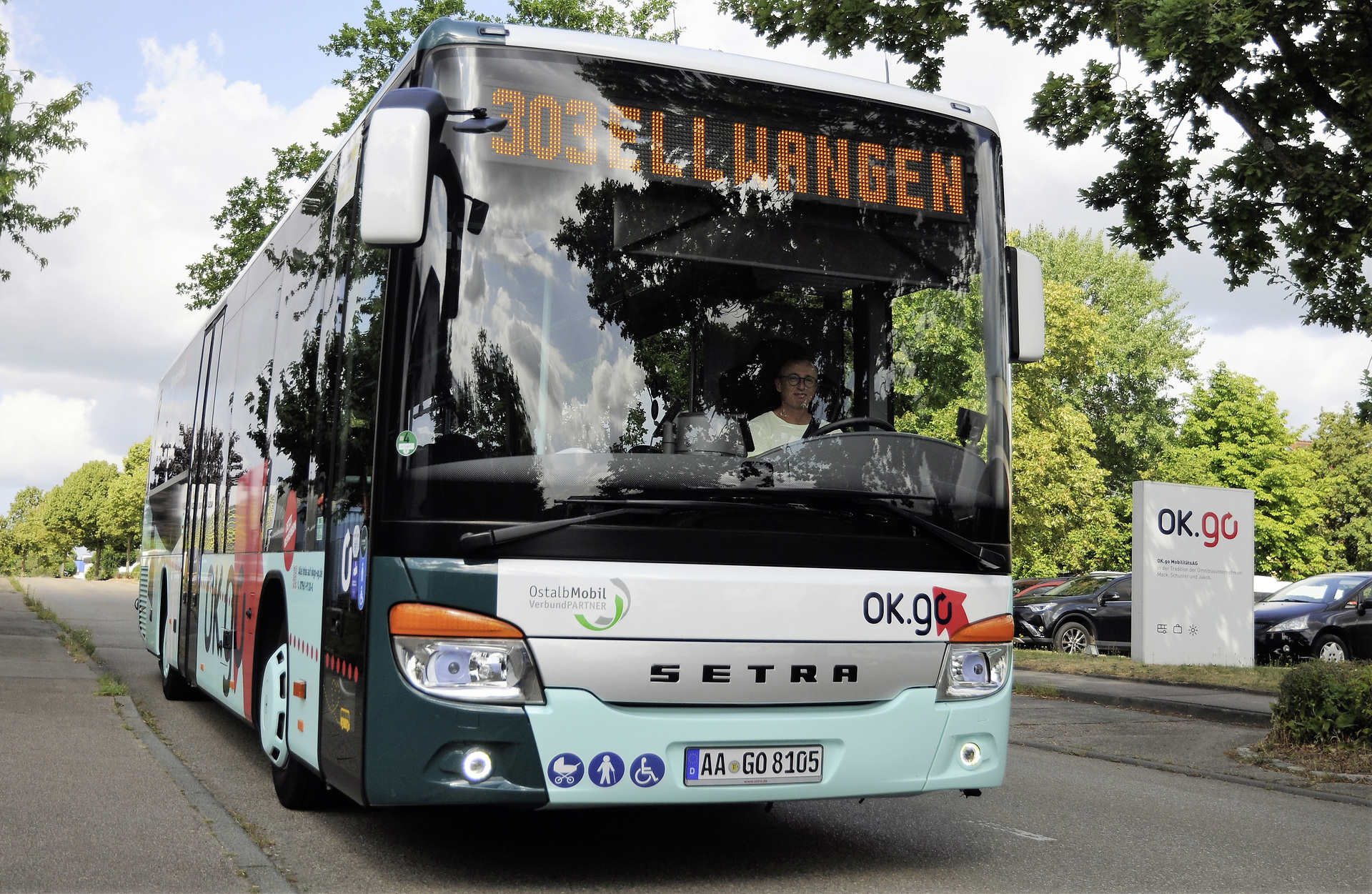 Eine der neuen S 415 LE business vor der OK.go-Zentrale im schwäbischen Ellwangen. OK.go setzt auf Setra