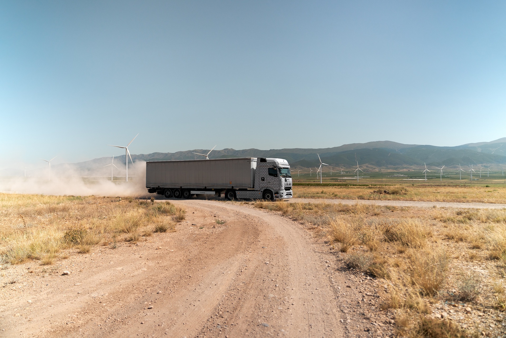 E! Ab in den Süden: erfolgreiche Sommererprobung des Mercedes-Benz eActros 600 in Spanien