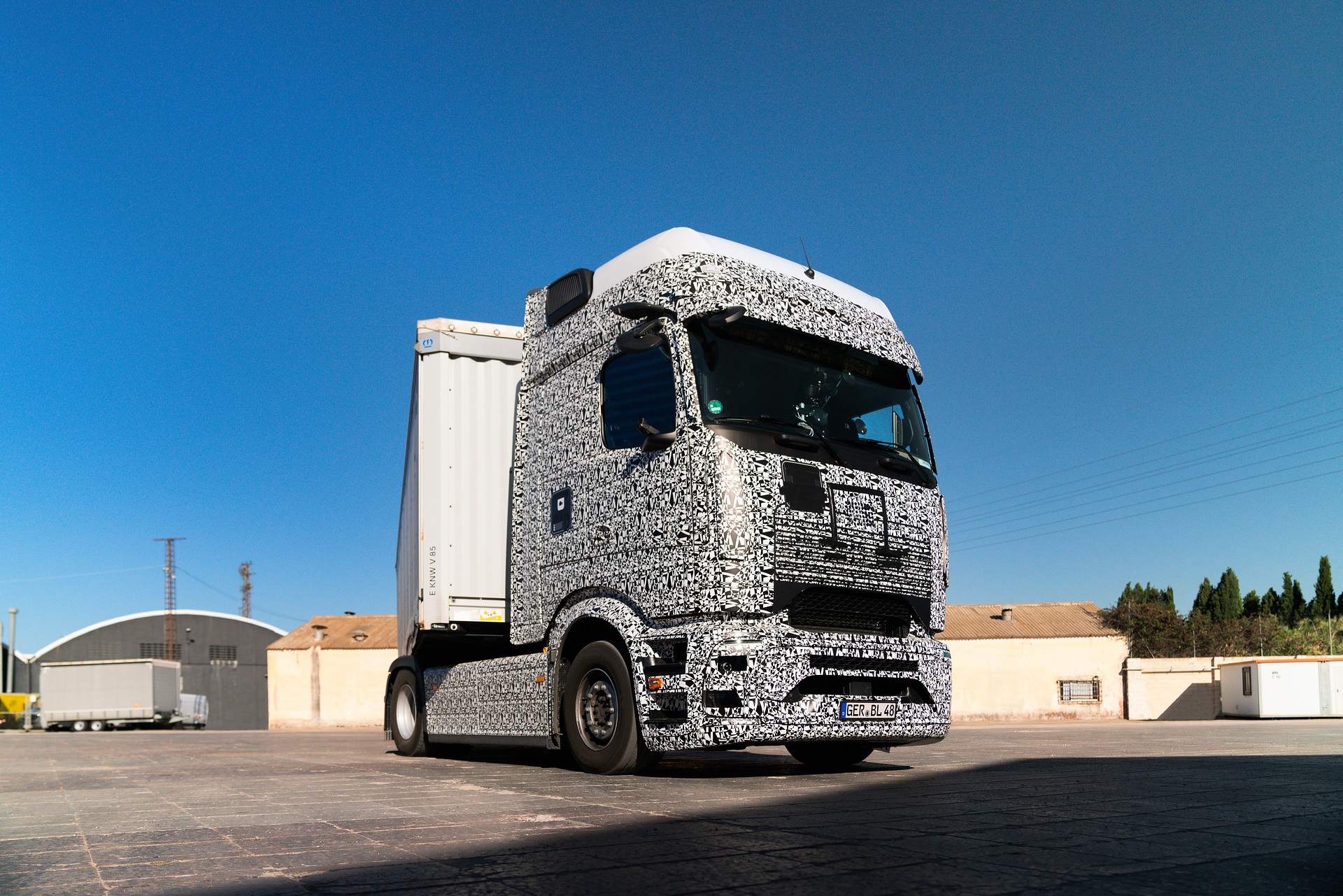 E! Ab in den Süden: erfolgreiche Sommererprobung des Mercedes-Benz eActros 600 in Spanien