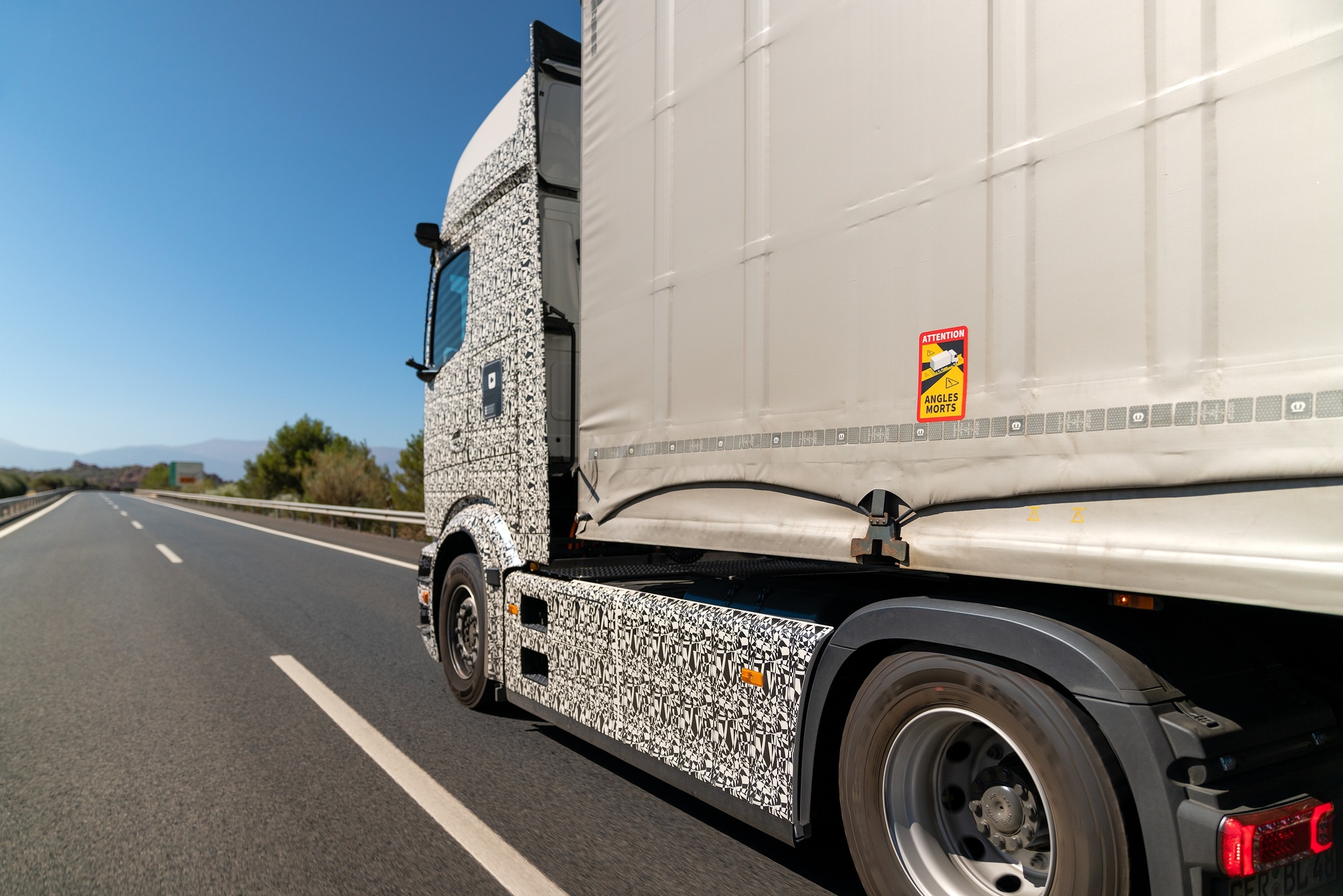 E! Ab in den Süden: erfolgreiche Sommererprobung des Mercedes-Benz eActros 600 in Spanien