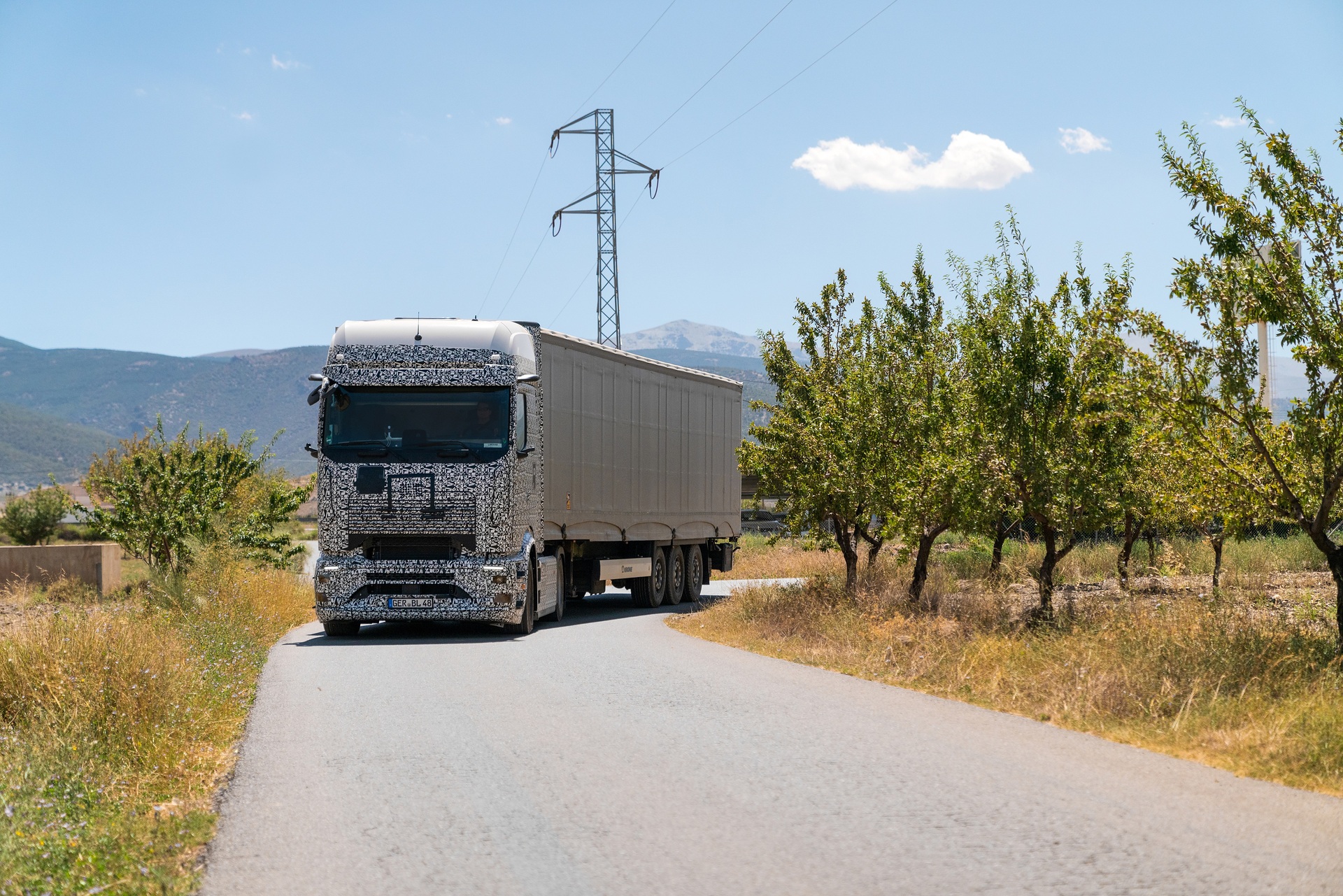 E! Ab in den Süden: erfolgreiche Sommererprobung des Mercedes-Benz eActros 600 in Spanien