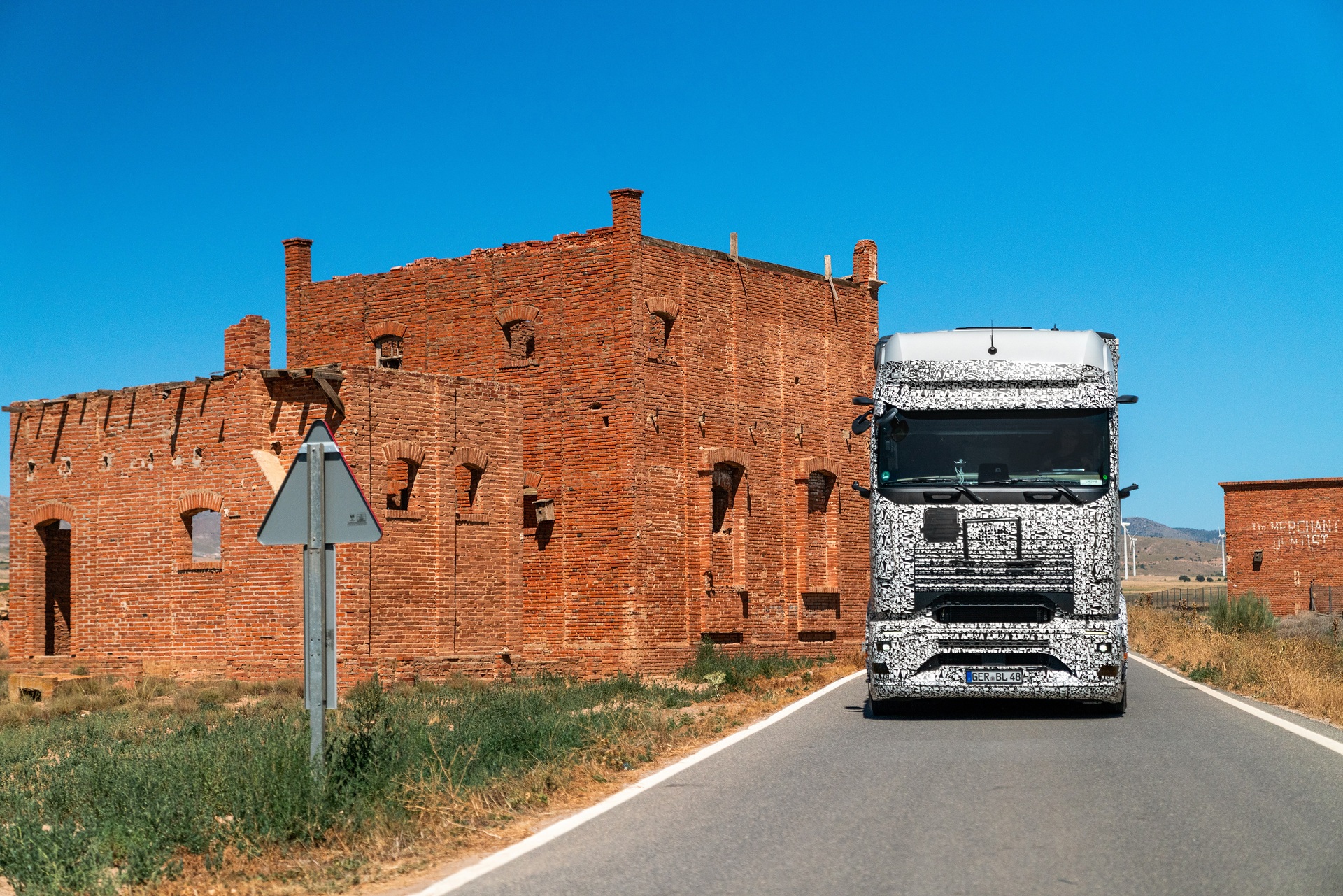 E! Ab in den Süden: erfolgreiche Sommererprobung des Mercedes-Benz eActros 600 in Spanien