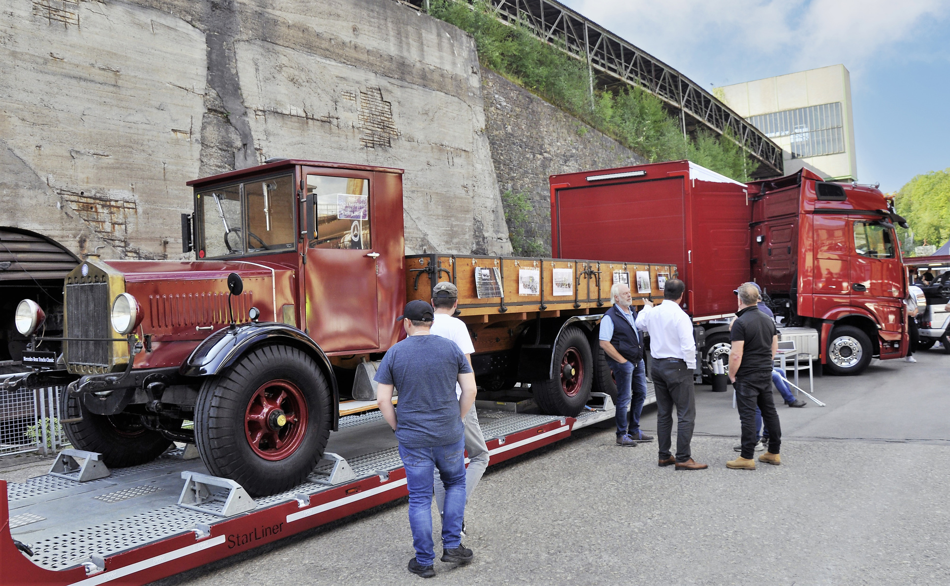 Auf einem Tieflader mit Actros L Zugmaschine in Szene gesetzt: der N 56 war der erste dreiachsige Lastwagen von Mercedes-Benz. Erster Dreiachser-Lkw von Mercedes-Benz und Setra S 11 glänzen bei den schönen Sternen