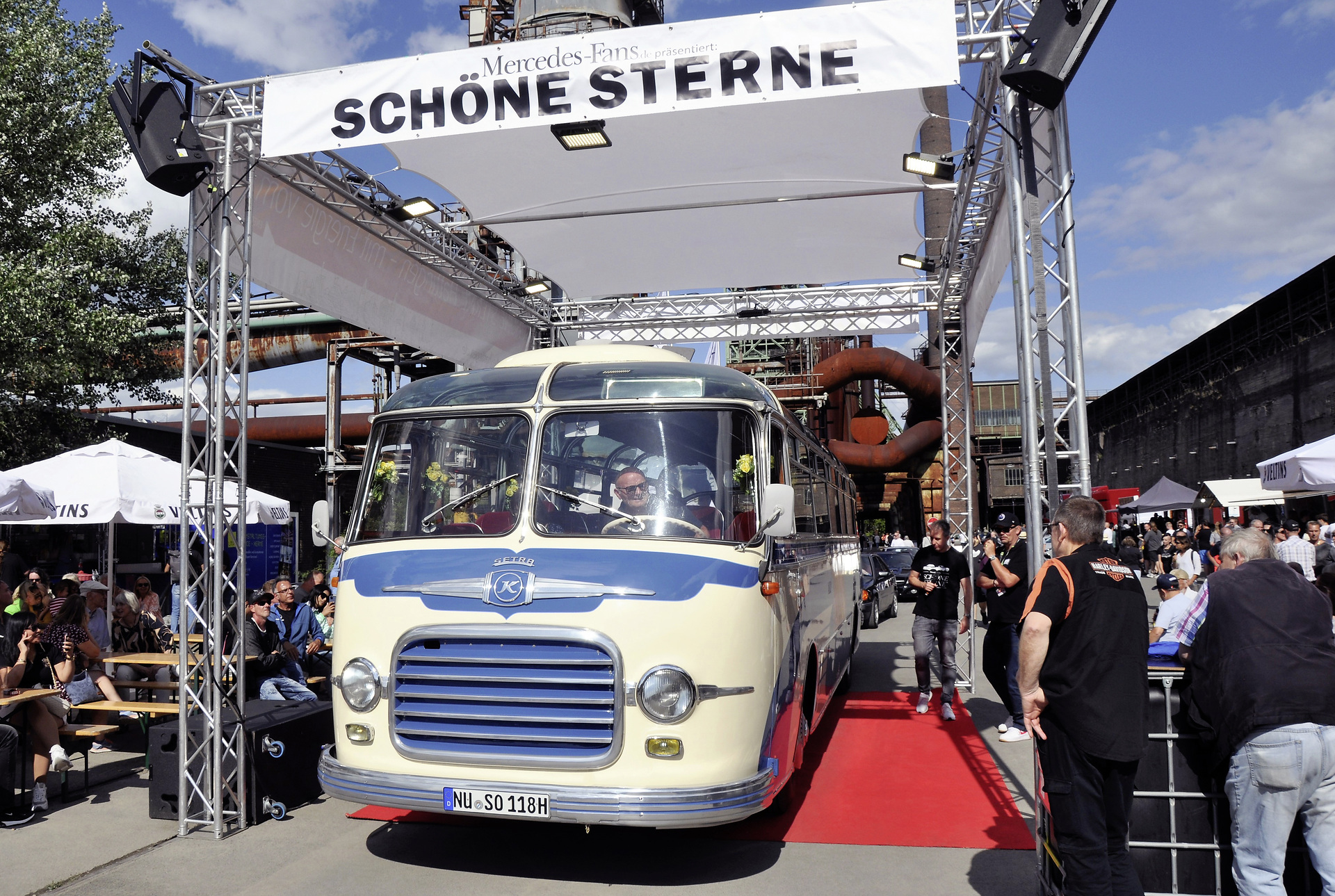 Ein echter Hingucker in Hattingen: der Setra S 11 aus der ersten Setra Baureihe 10. Erster Dreiachser-Lkw von Mercedes-Benz und Setra S 11 glänzen bei den schönen Sternen