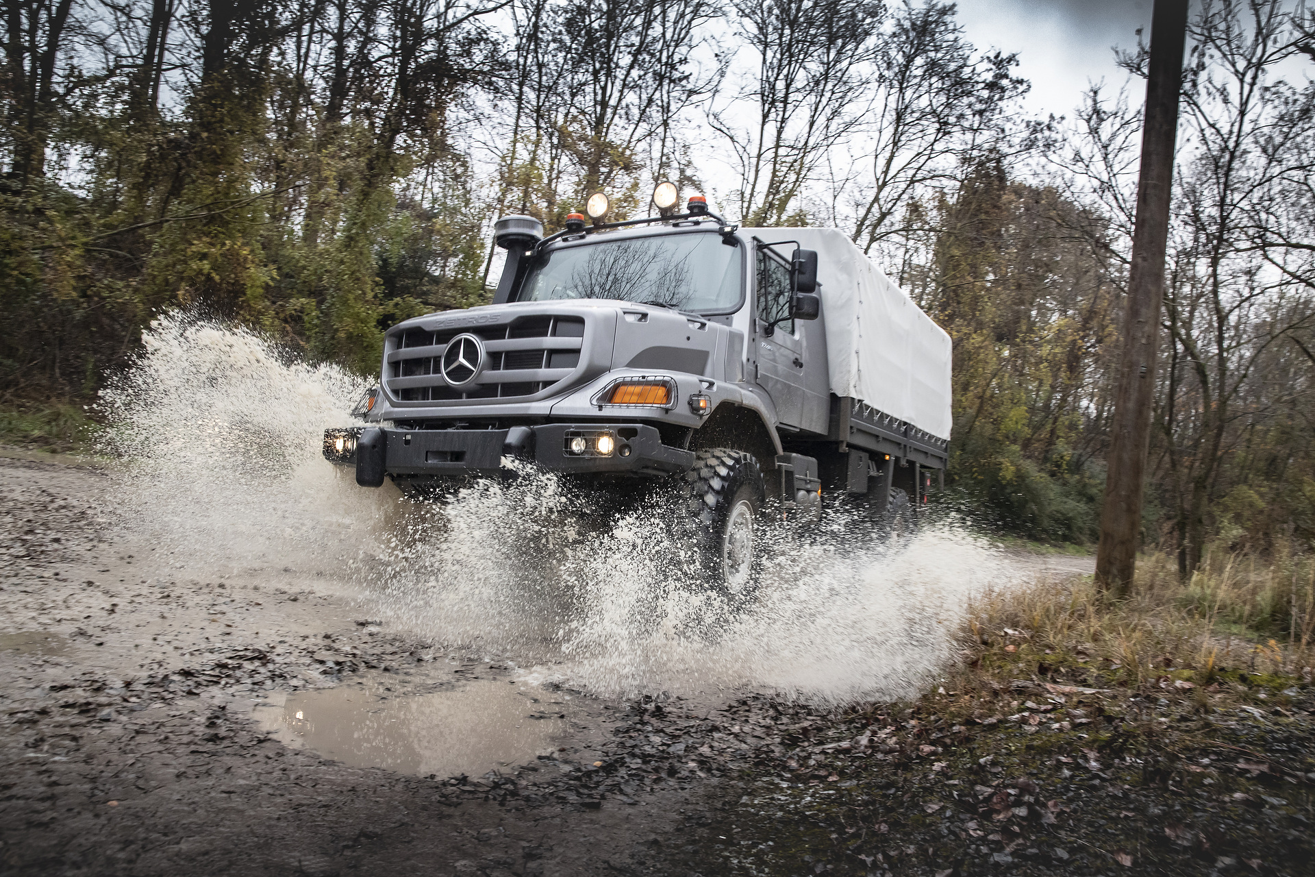 Mercedes-Benz Special Trucks liefert über 100 Zetros Offroad-Lkw an Ukraine