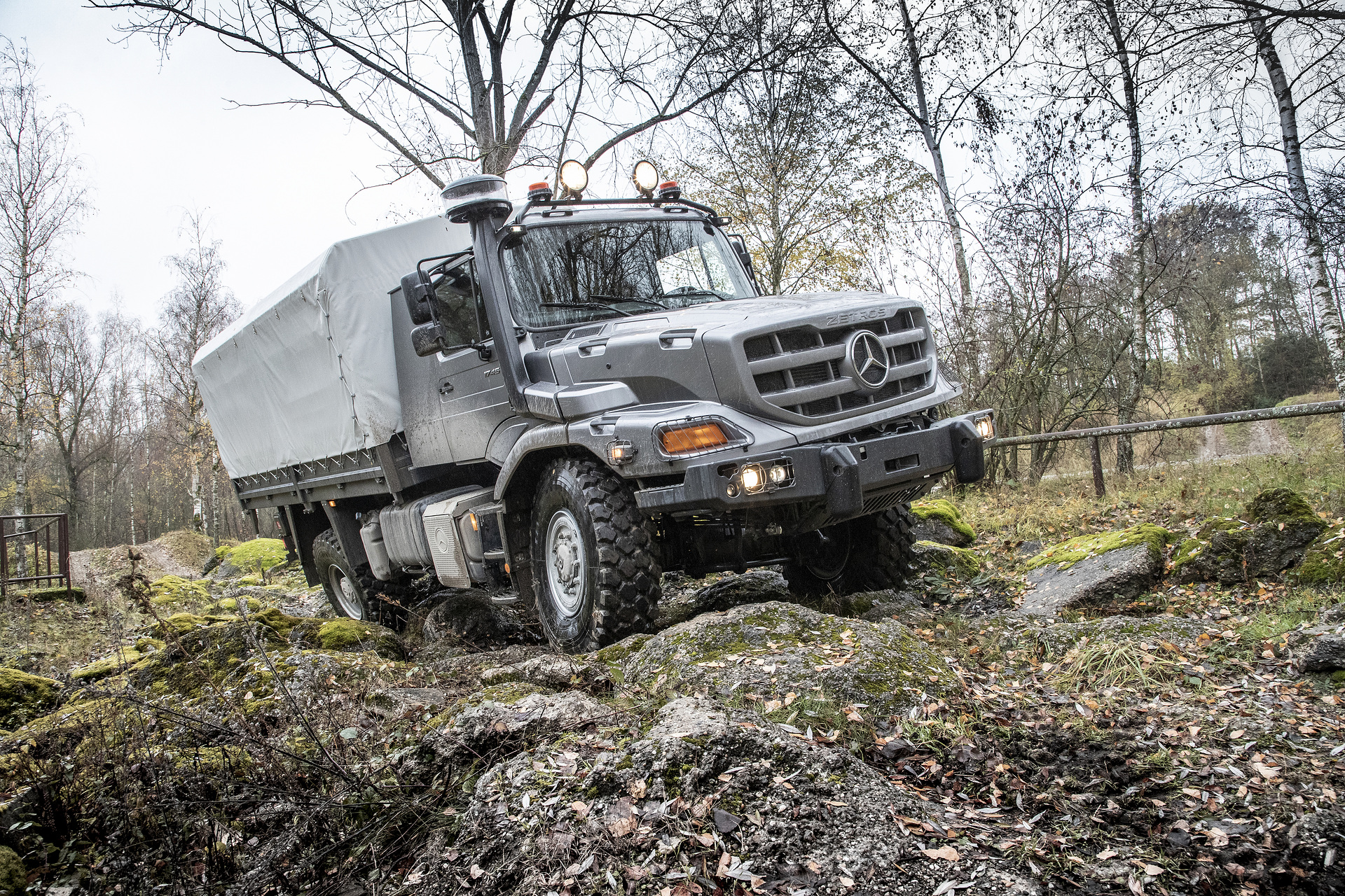 Mercedes-Benz Special Trucks liefert über 100 Zetros Offroad-Lkw an Ukraine